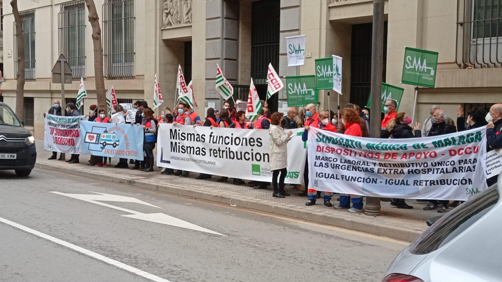 Profesionales de Urgencias extrahospitalarias, este miércoles, ante la Delegación de Salud.