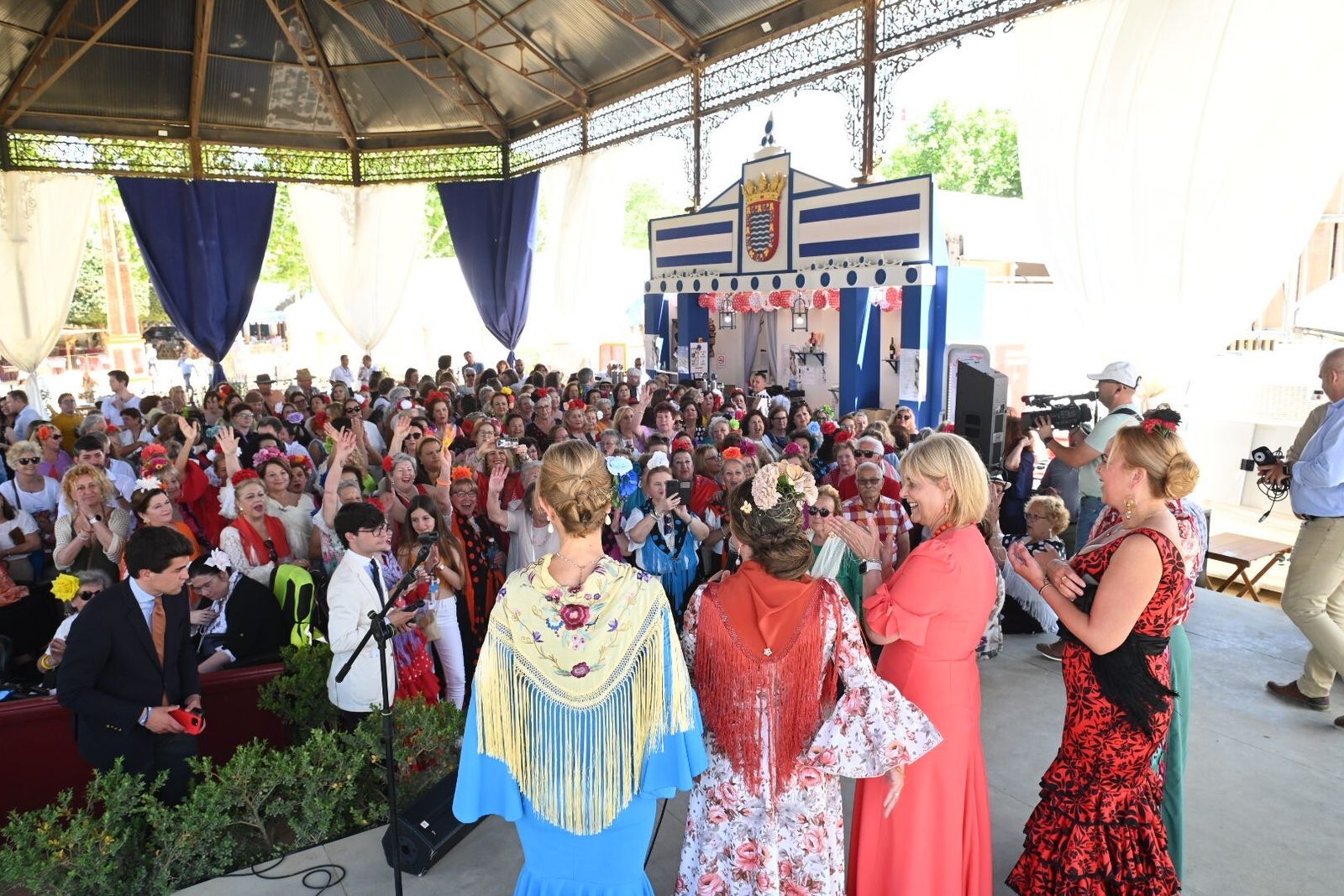 Tradicional convivencia de mujeres en el Templete Municipal.