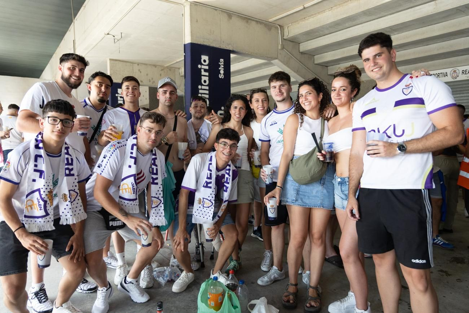 El épico recibimiento de la afición lagarta al Real Jaén, en imágenes