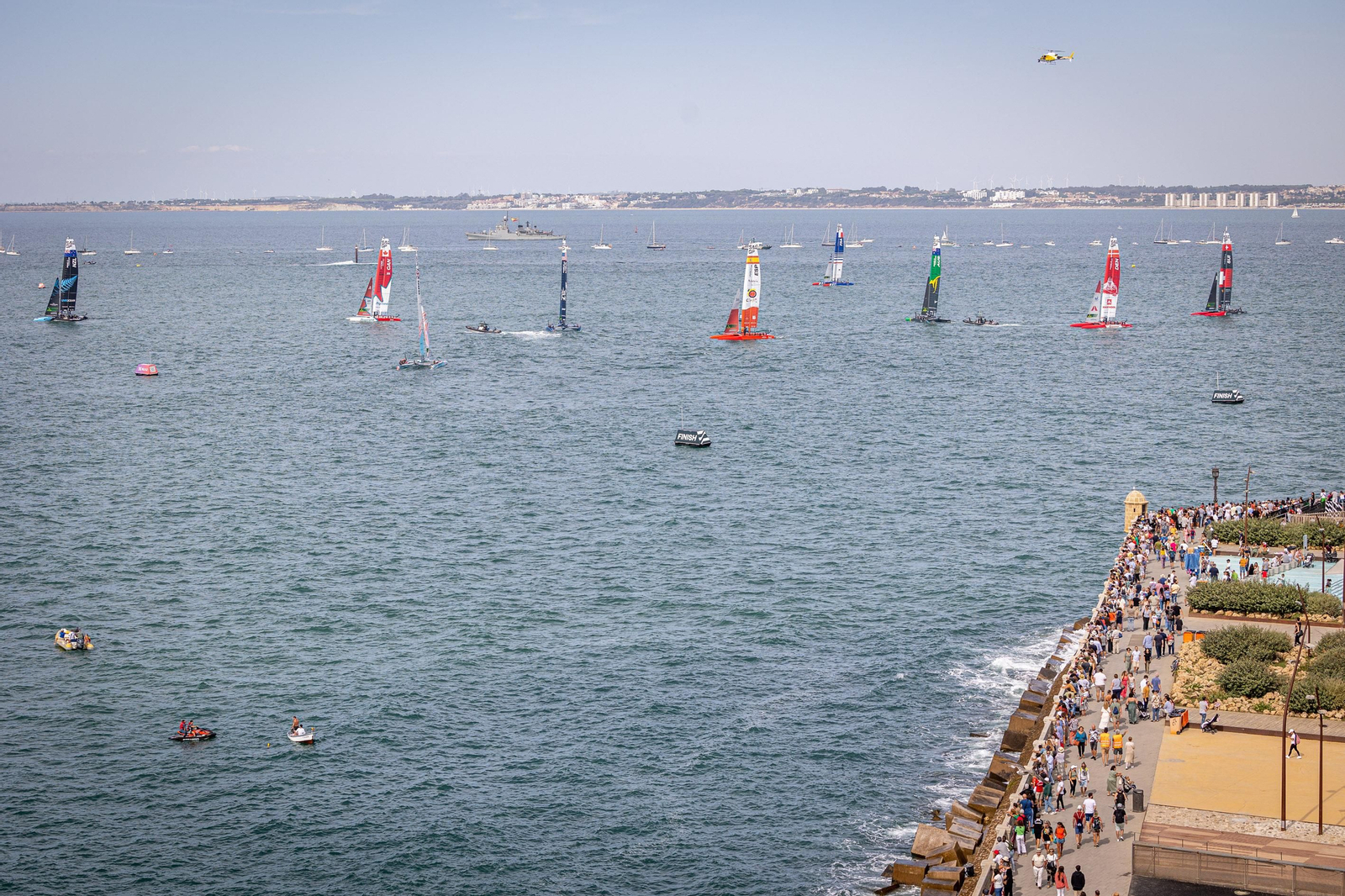 Búscate en SailGP Cádiz: La ciudad disfruta del ambiente del domingo con las actividades, las carreras y los bares