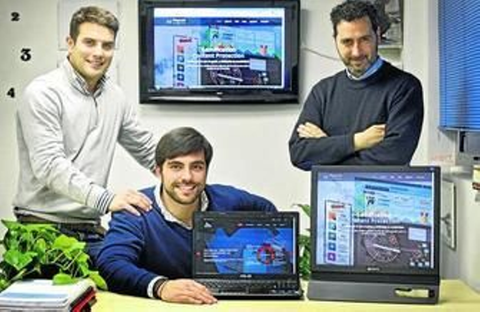 Javier Capilla, Javier Clemente y Manuel Moreno, ante las pantallas de ordenador donde se muestra la web del juego 'PlayLink'.