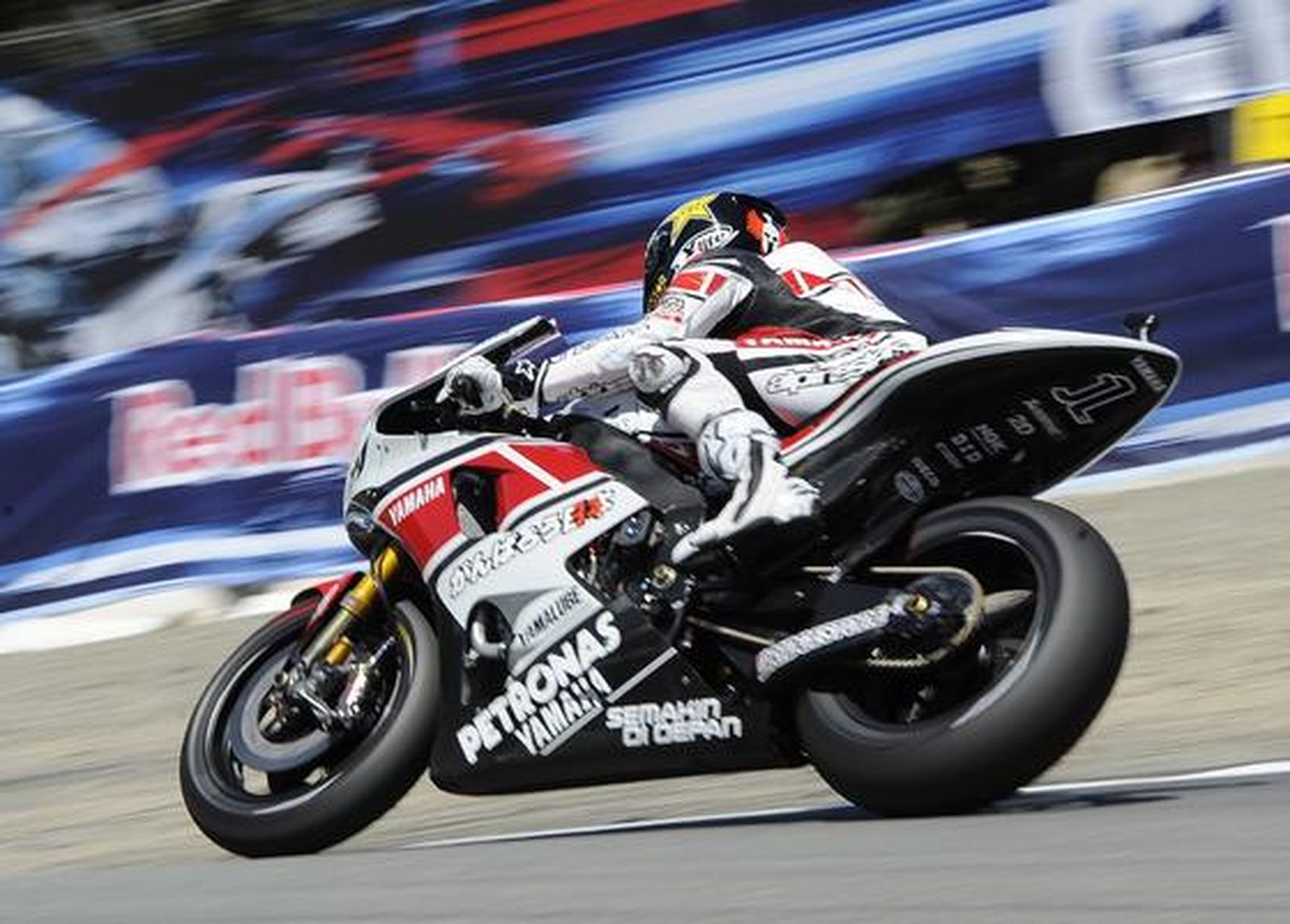 Stoner doblega a Lorenzo y aumenta su ventaja en el mundial

Foto: EFE