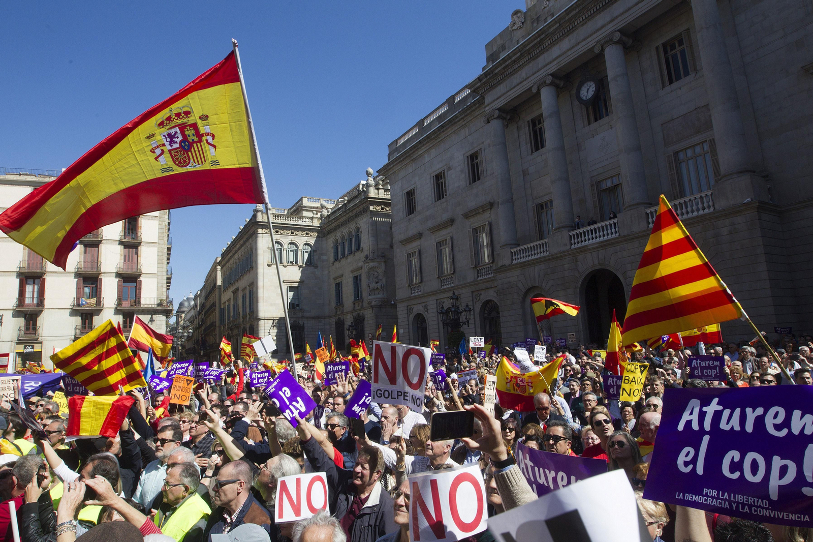 Algunos de los manifestantes contra la independencia catalana congregados en Barcelona.