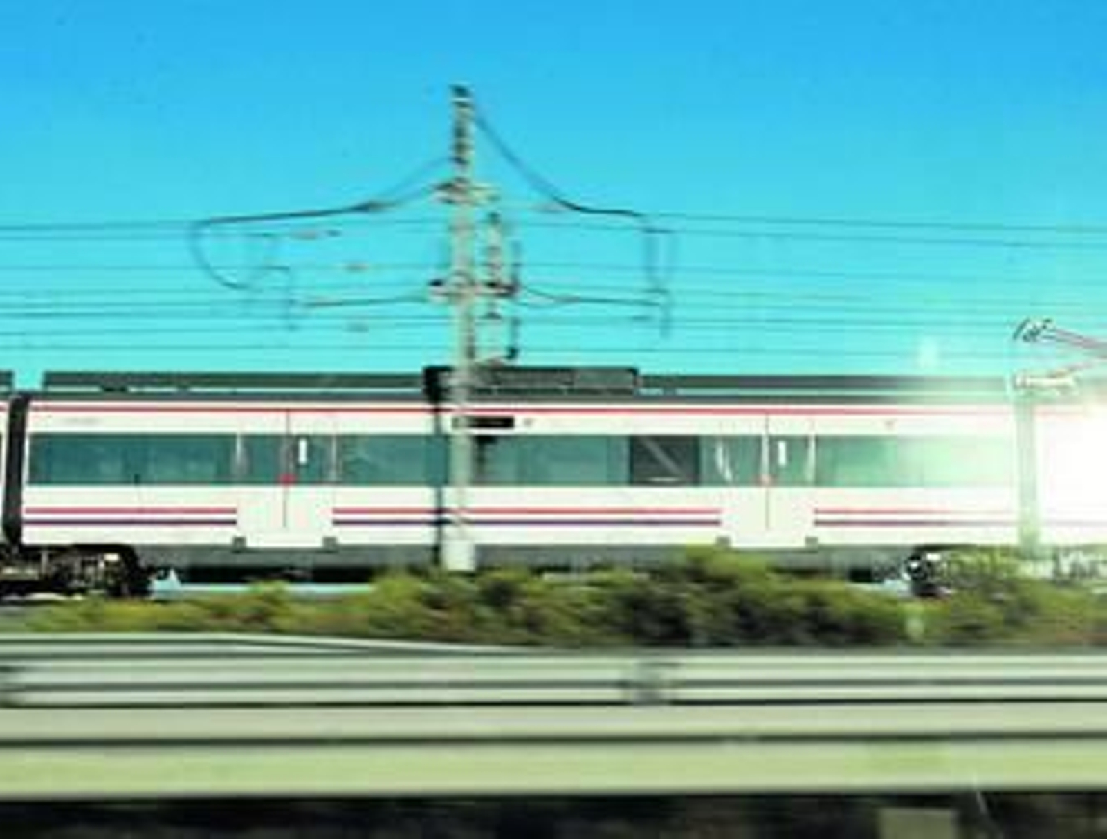 Un tren Cercanías del Núcleo de Cádiz.