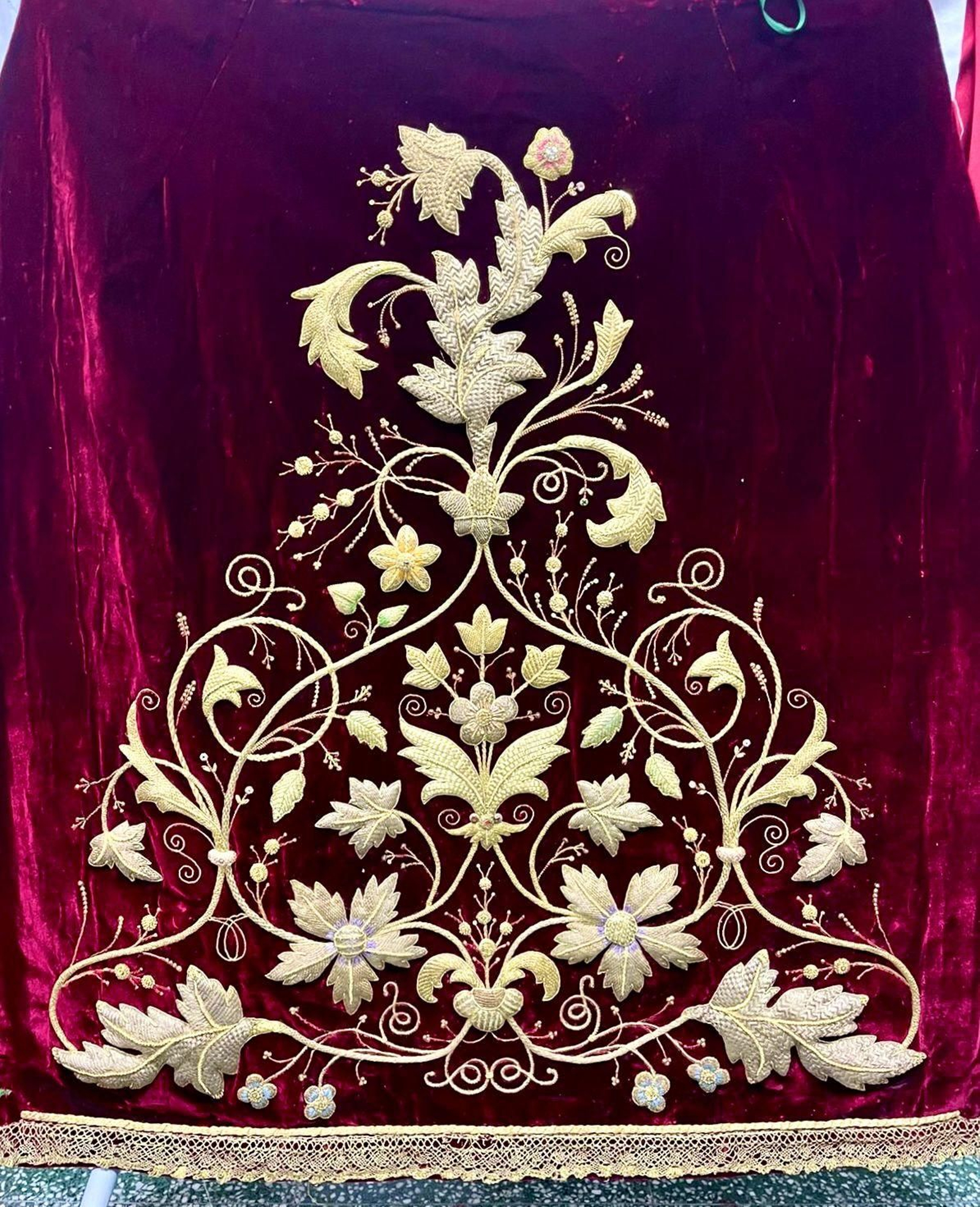 La saya para la Redención de Sevilla restaurada.