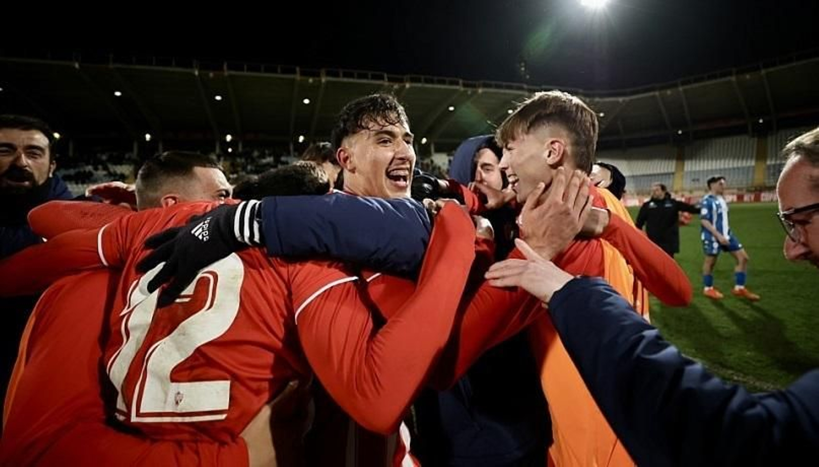 El delantero murciano celebra junto a sus compañeros el pase a la final