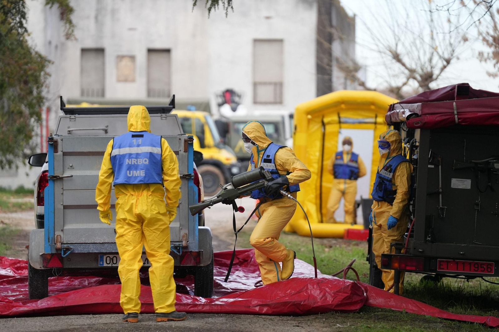 Efectivos de la UME desinfectan vehículos en la zona donde se ha detectado la peste porcina