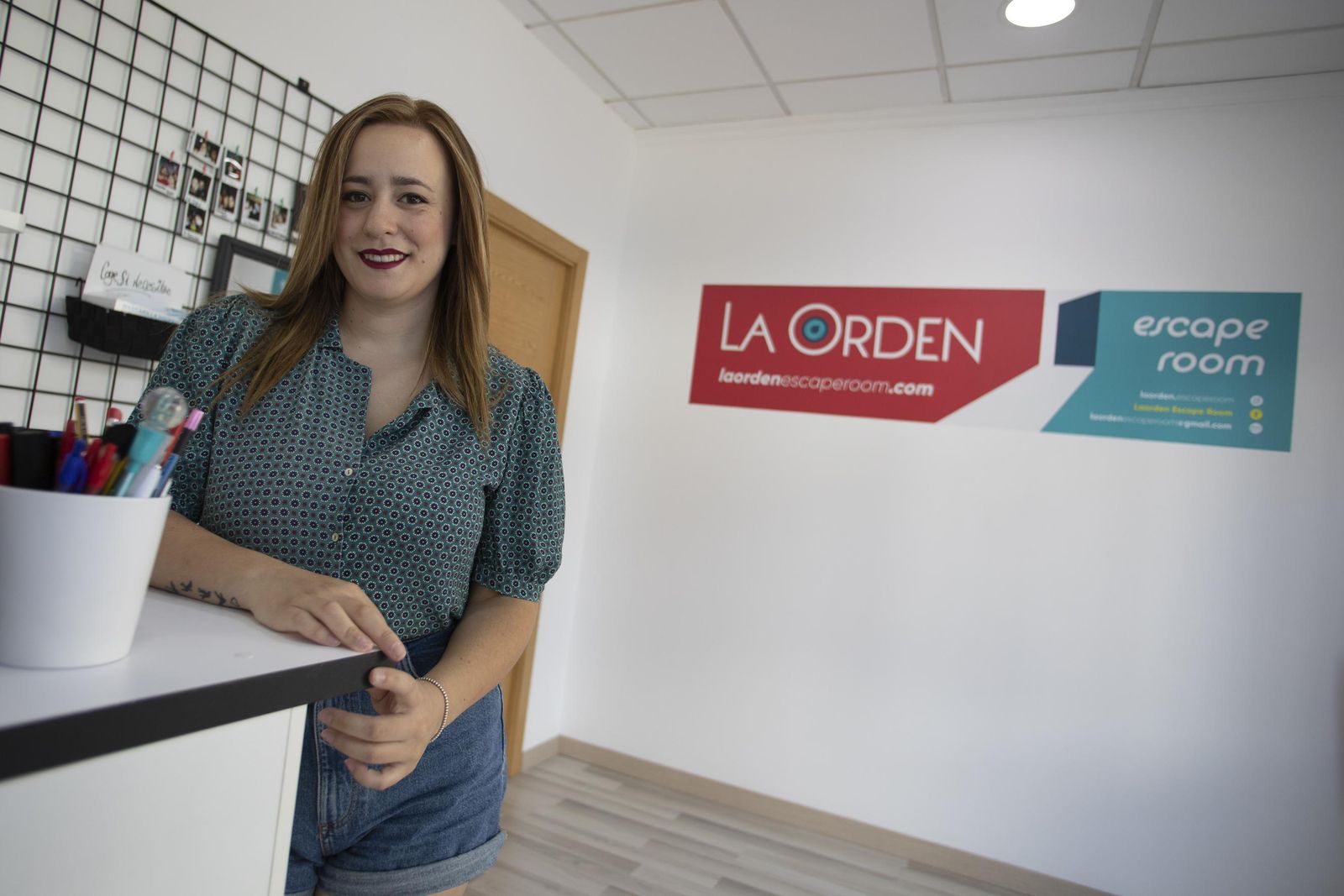 La creadora del 'scape room' La Orden posa en el interior del local.