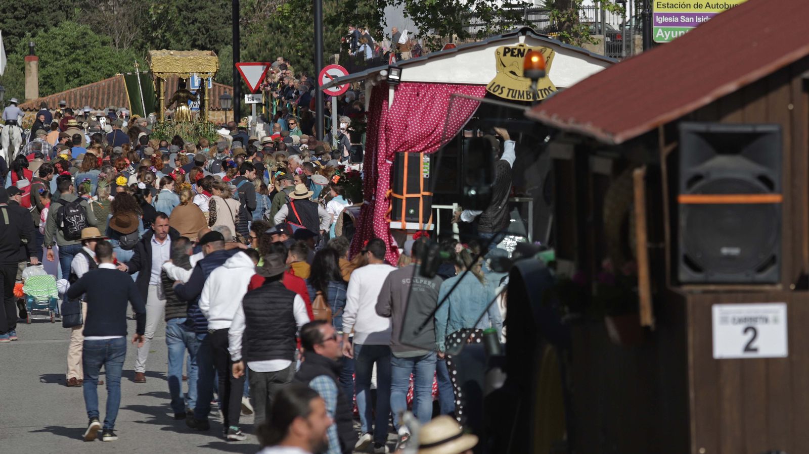 Los romeros siguen a la carreta con la imagen de San Isidro.