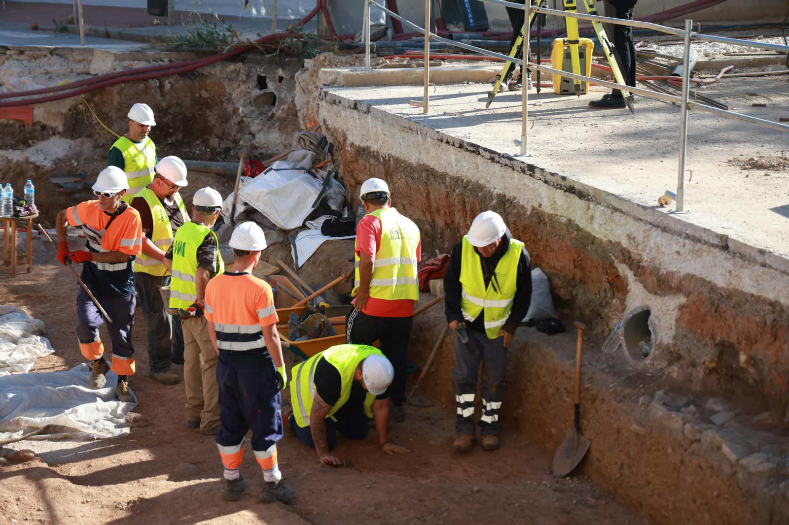 Arqueólogos y trabajadores del Metro trabajan en el lugar donde se han encontrado restos romanos.