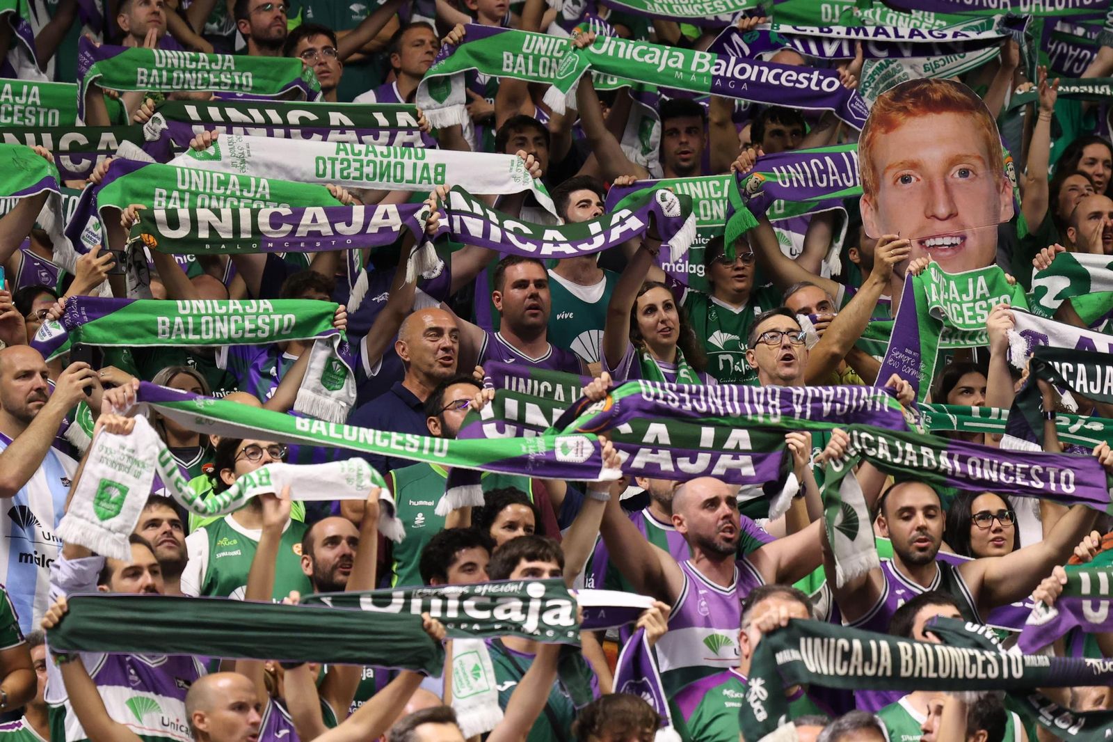 La grada del Carpena en el primer partido.