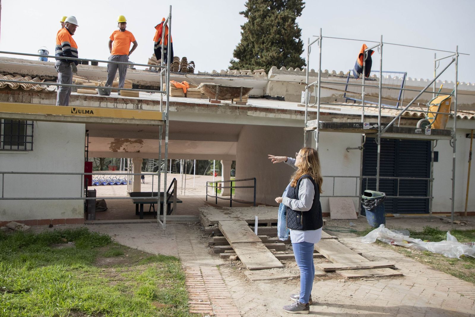 Un grupo de obreros trabaja en las cubiertas del albergue de Cerro Muriano.