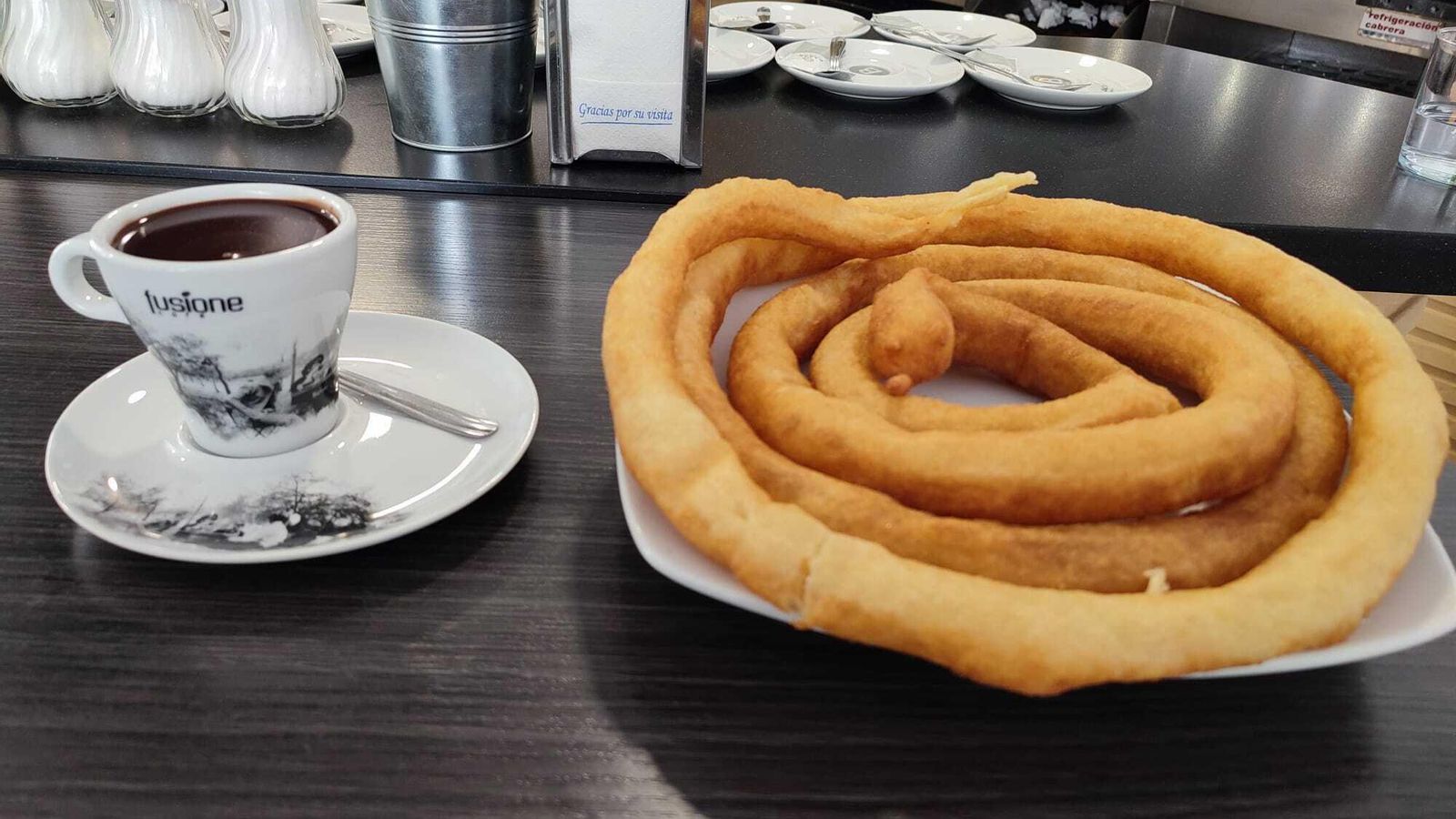 Los tradicionales churros con chocolate.