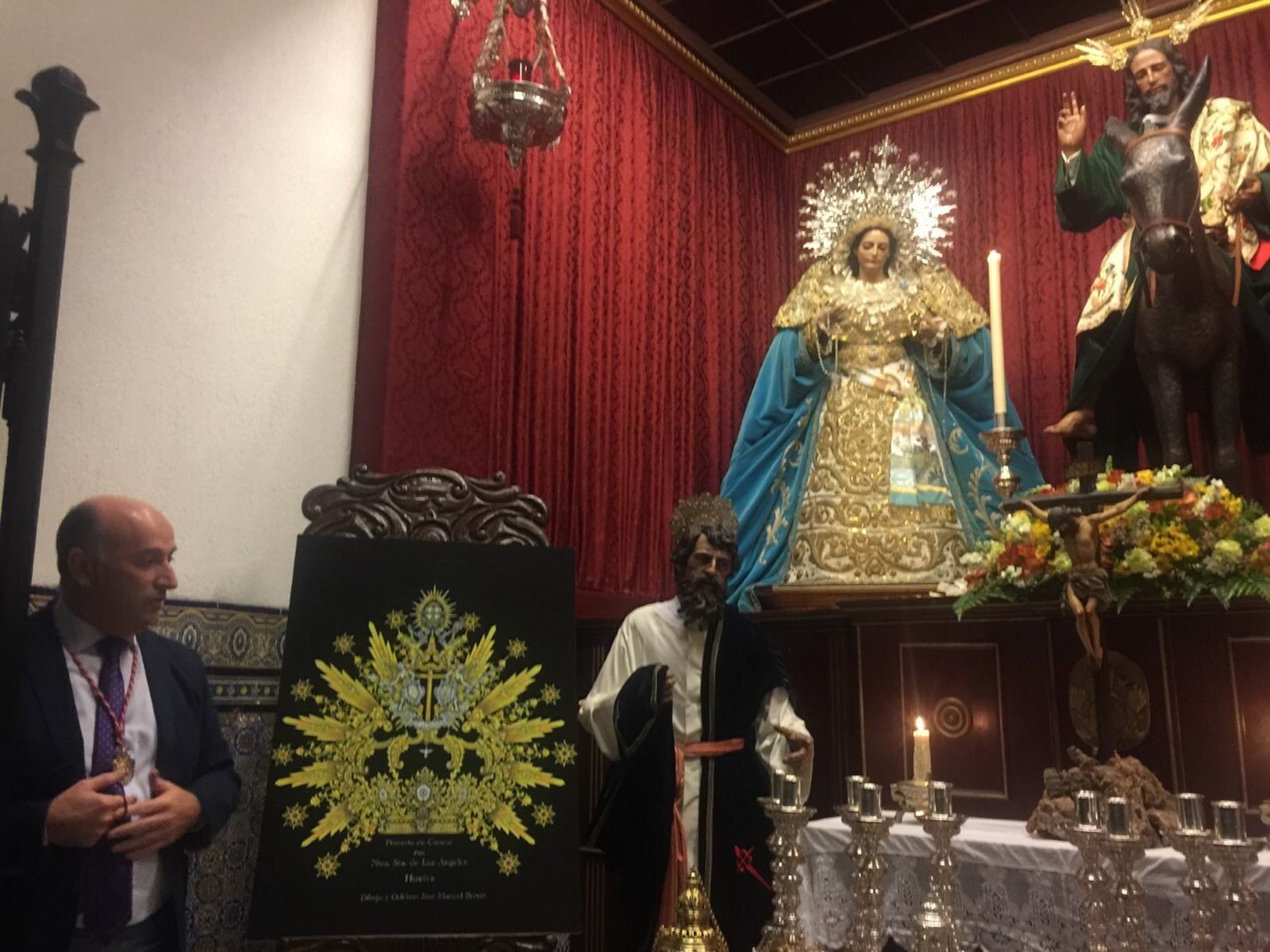 Abraham Cruz en el momento de presnetar la corona.