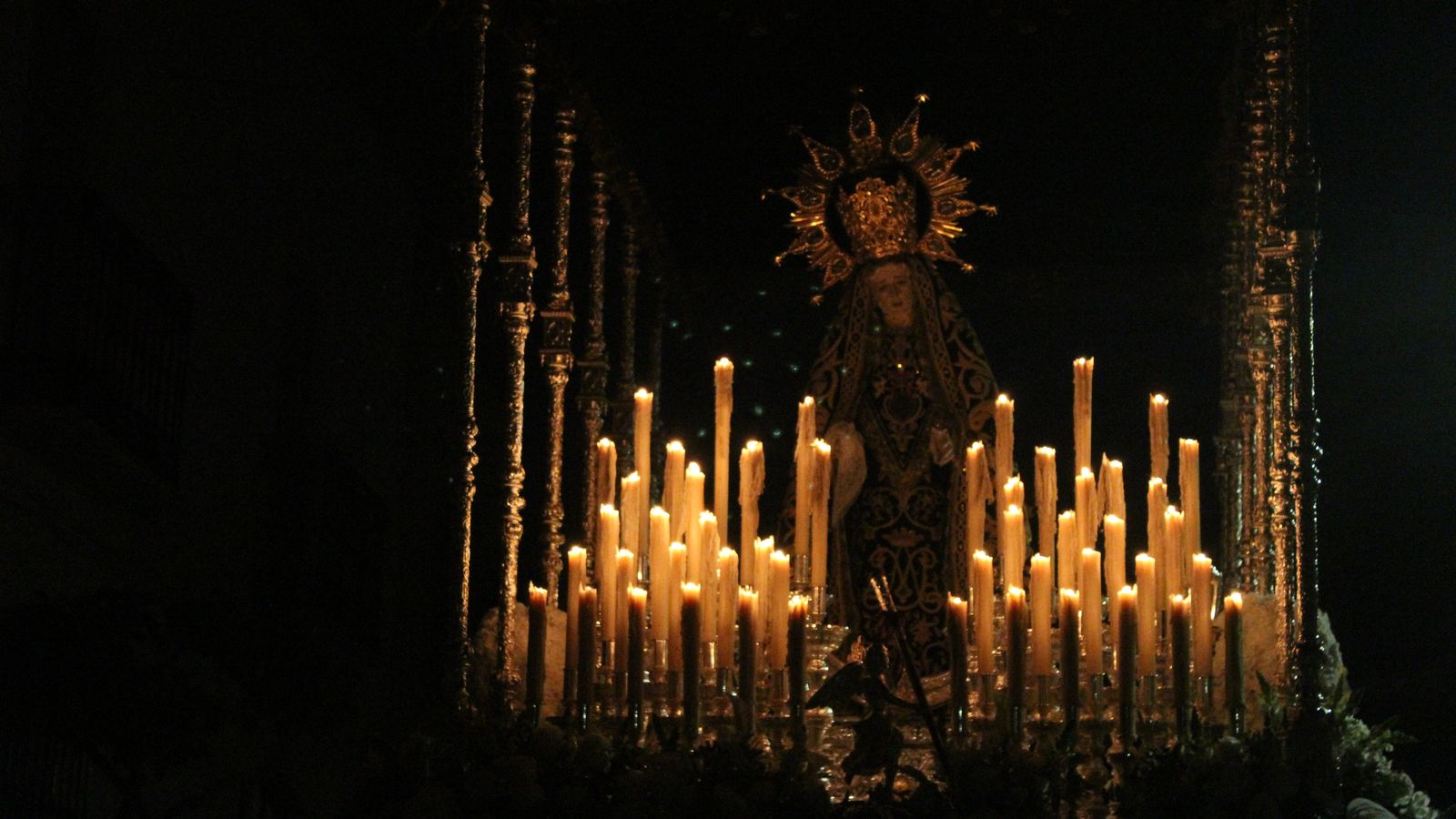 La Virgen de las Angustias en la noche oscura del Viernes Santo.