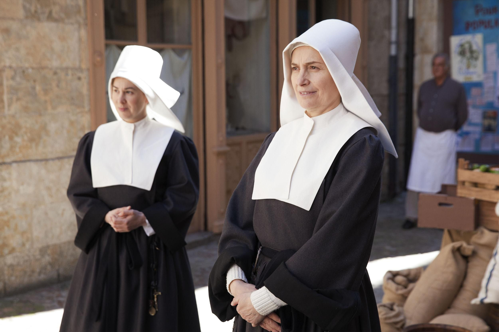 Fotograma de la película con Assumpta Serna en primer plano.