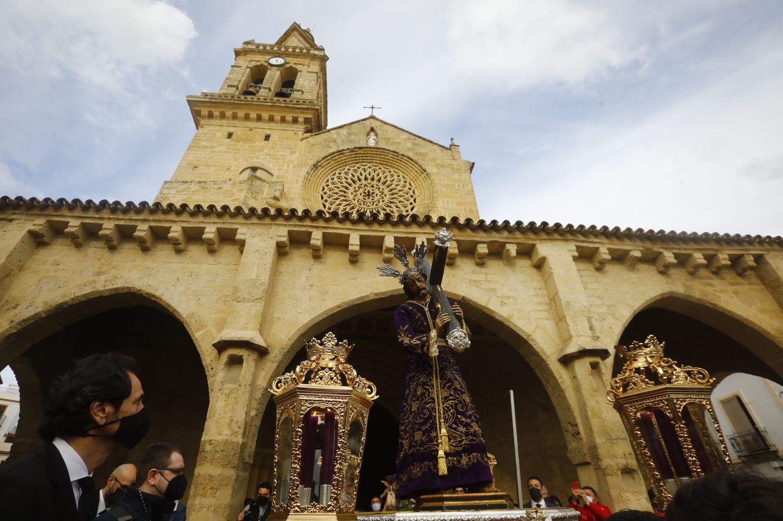 El vía crucis de las hermandades de Córdoba con el Señor del Calvario, en imágenes