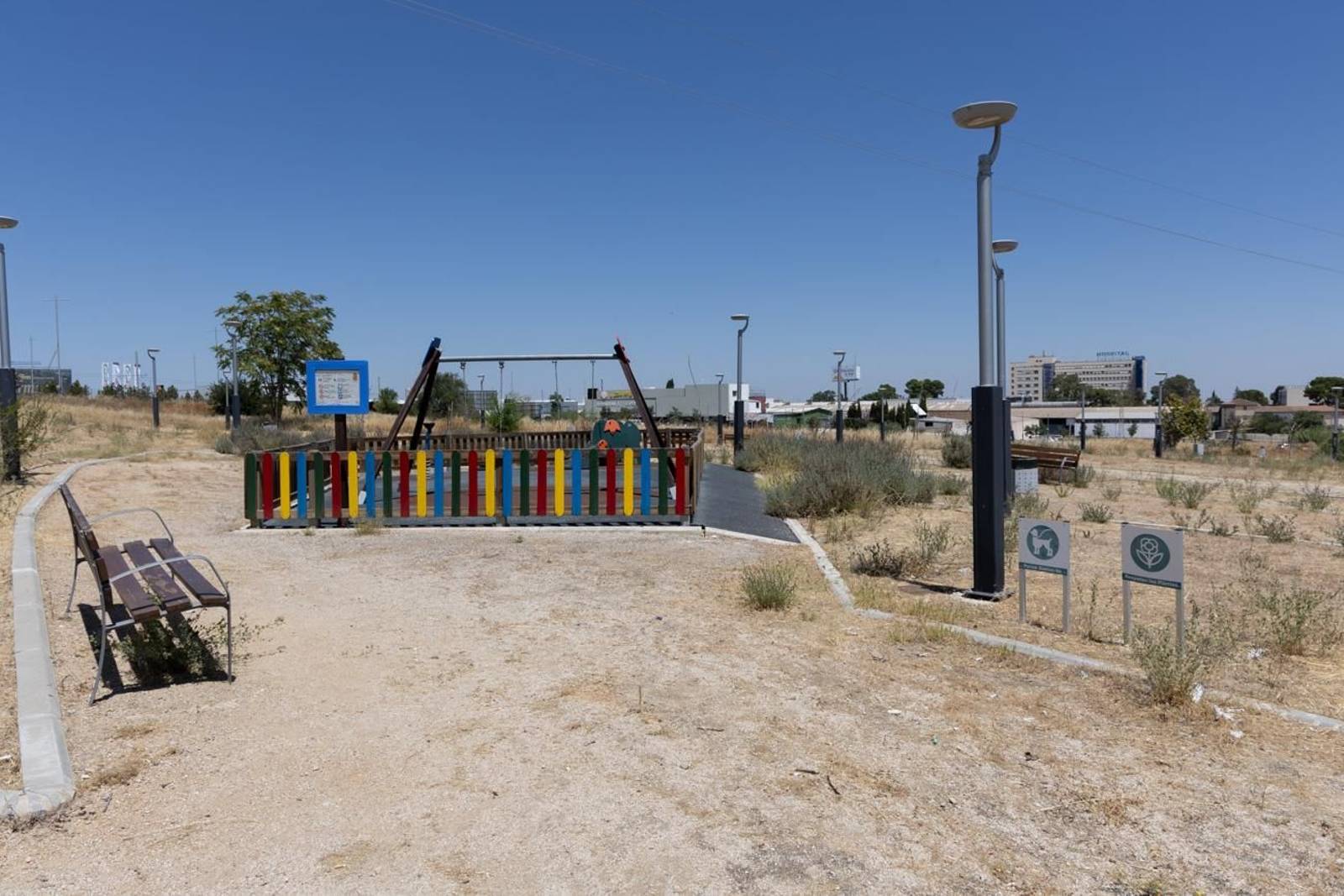 El estado de abandono del parque infantil del Jaén Plaza, en imágenes