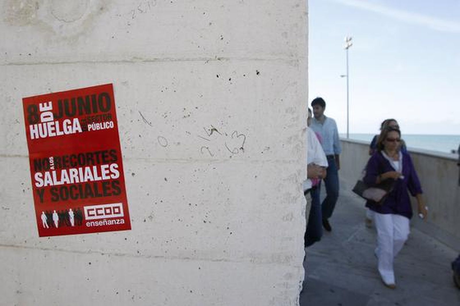 Más de 2.400 empleados públicos gaditanos secundan la huelga de funcionarios. 

Foto: José Braza