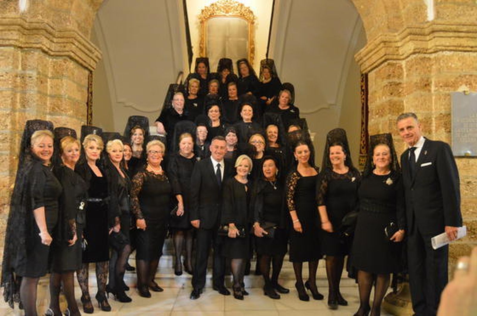 El grupo de señoras con mantillas que acudieron al III pregón de la Asociación Cultural de La Mantilla Gaditana, en el salón del Claustro de la Diputación, junto con el pregonero de este año Javier Taboas, y el pregonero del año anterior, Faly Pastrana.  Foto: Ignacio Casas de Ciria