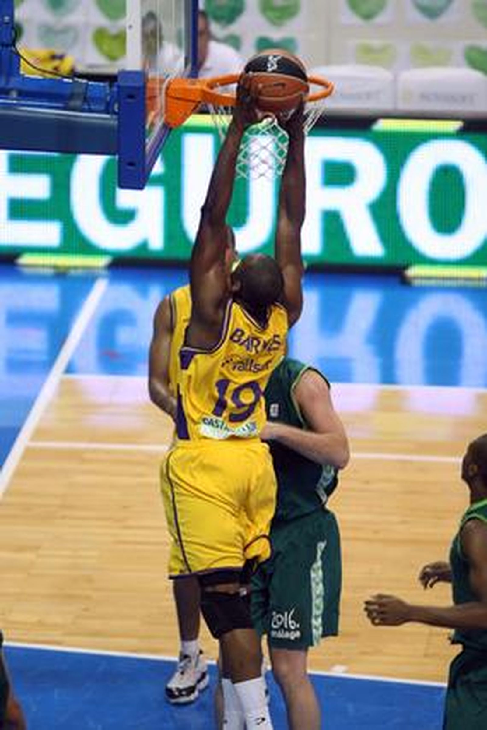 El Unicaja saca la visa virtual para los 'play off' por el título con una convincente victoria ante el Blancos de Rueda (88-58).
