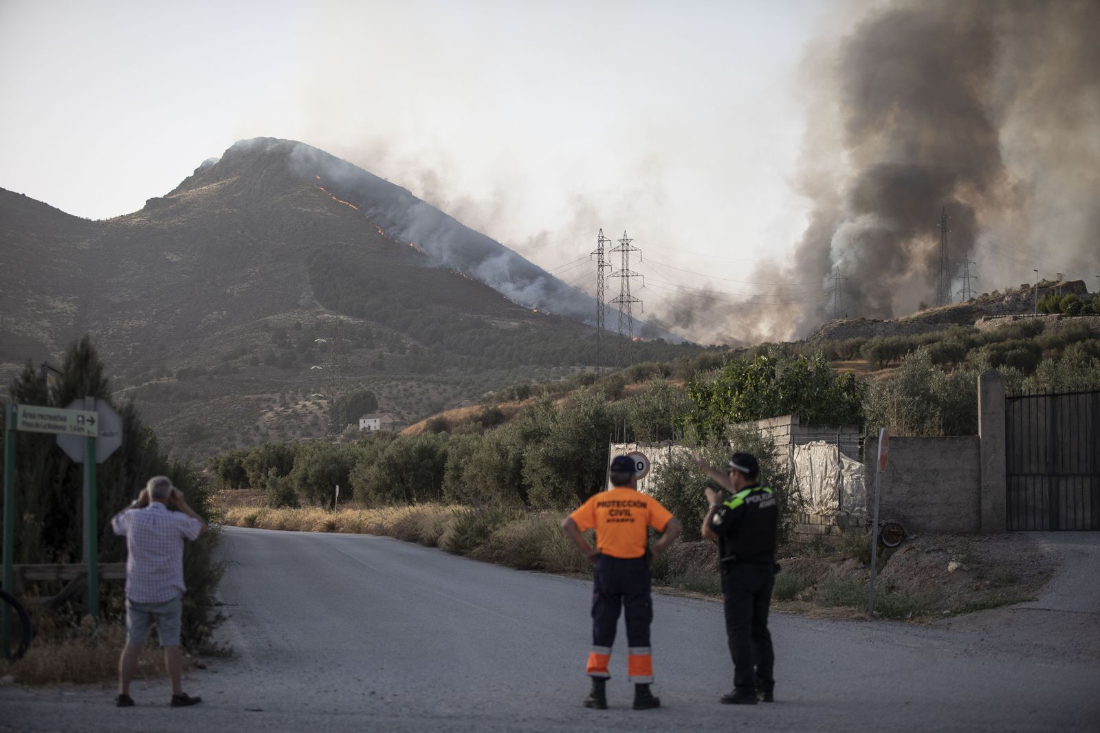 El fuego obliga a desalojar viviendas y se acerca a urbanizaciones de Albolote