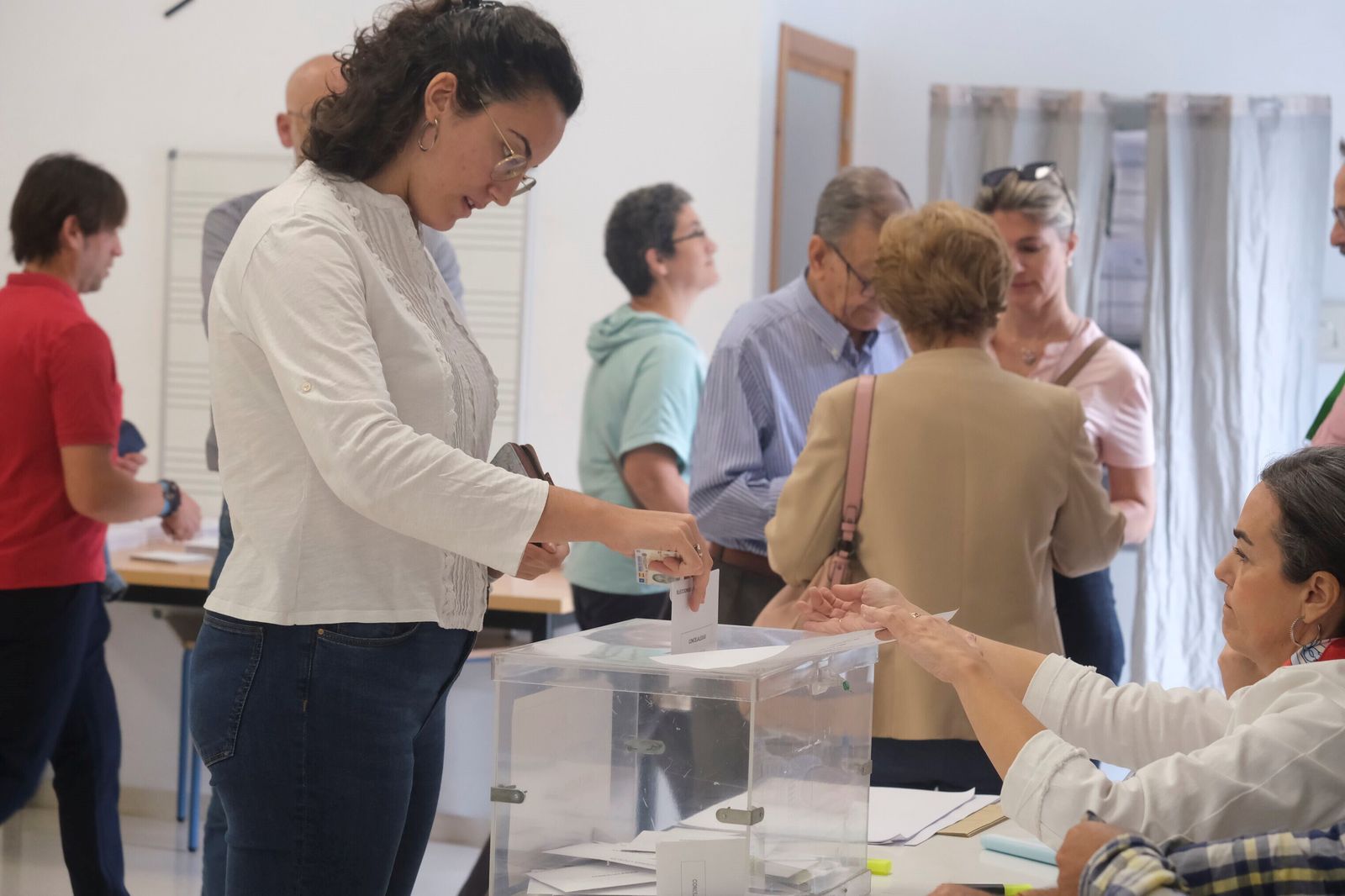 Una persona deposita su voto en un colegio electoral de Córdoba.