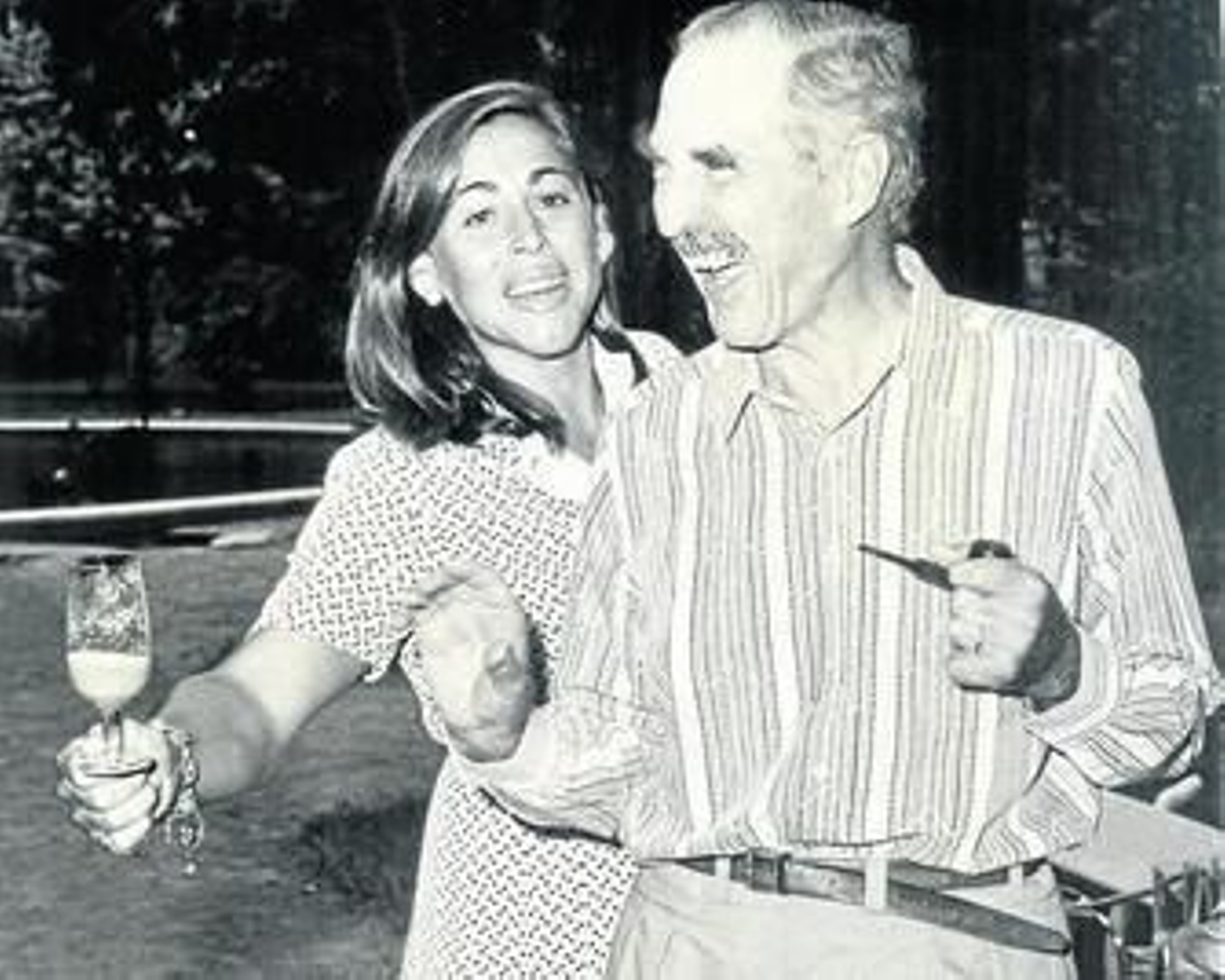 Fátima, entonces directora de Comunicación y Promoción Internacional, muestra una copa de fino con flor a Su Alteza imperial de Brasil, Pedro de Orleans, en la finca de 'La Atalaya'. (Fotos: Archivo familiar)