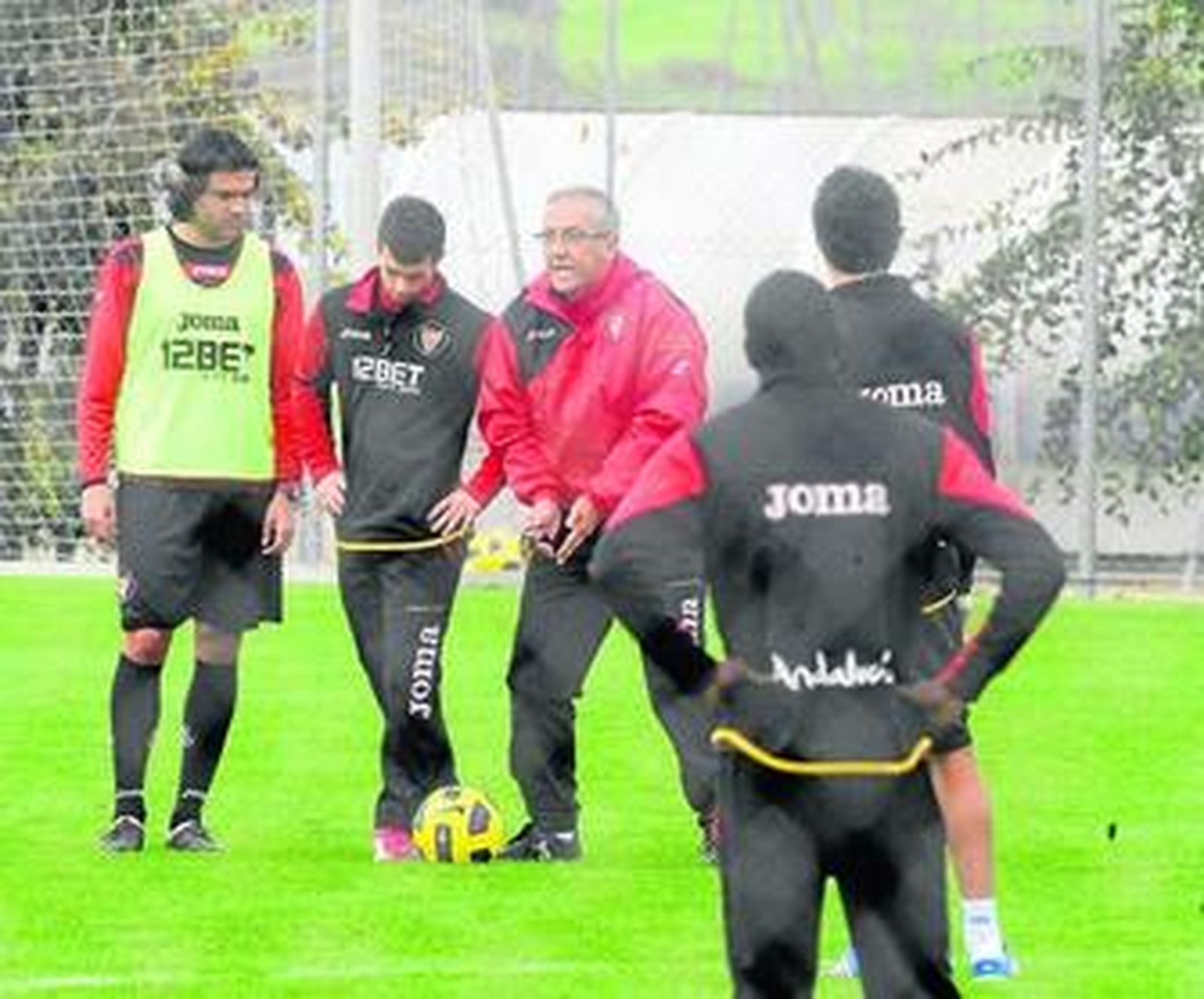 Manzano grita y gesticula en una de sus explicaciones ante Sergio Sánchez y Rodri.