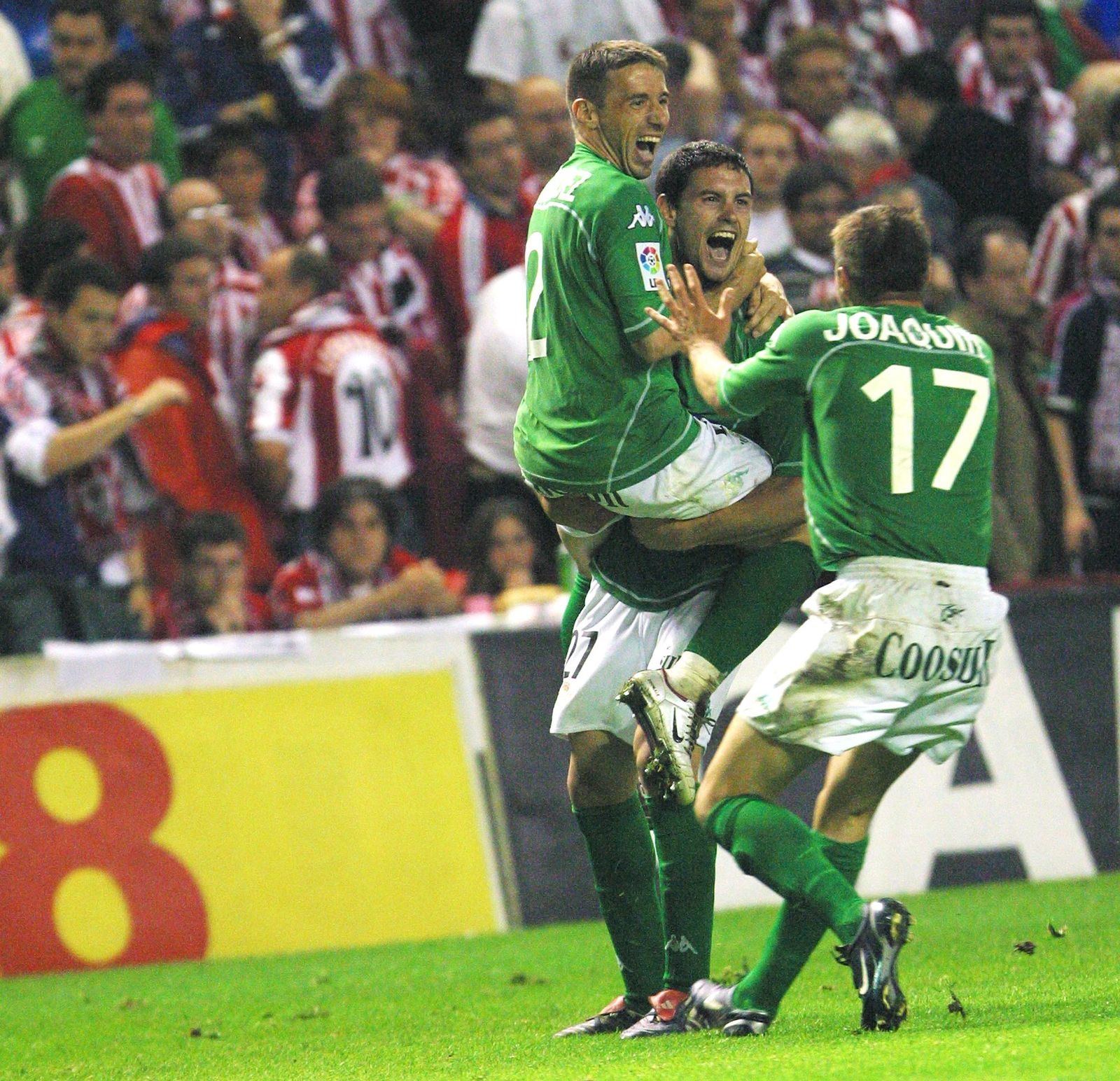 Melli celebra con Luis Fernández y Joaquín el pase a la final de Copa de 2005 en San Mamés.