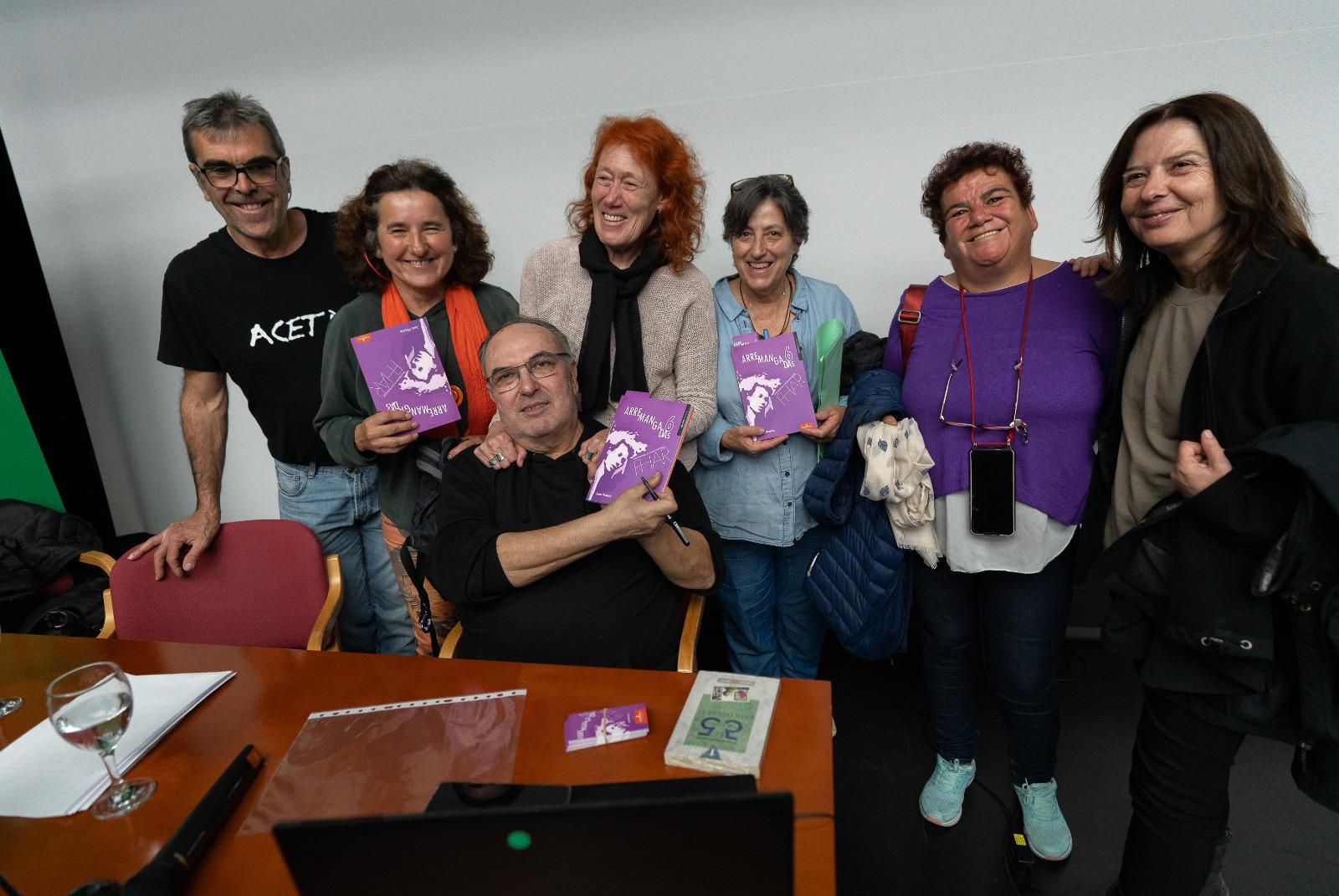 Juan Planta, en el centro, durante la presentación de 'Arremangadas 6' en Granada.
