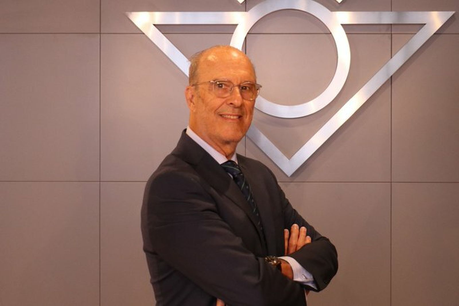 El doctor Rafael Muela posa con el escudo del Betis de fondo.