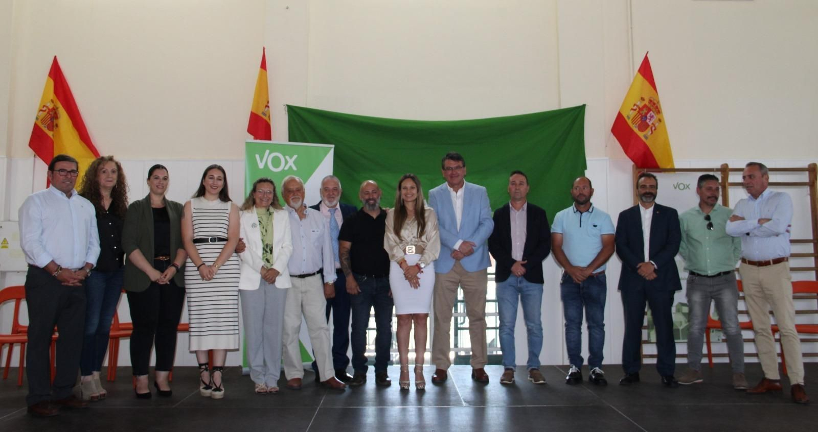 Virginia Moreno con Rafael Segovia, Tomás Fernández y personas que componen su lista.