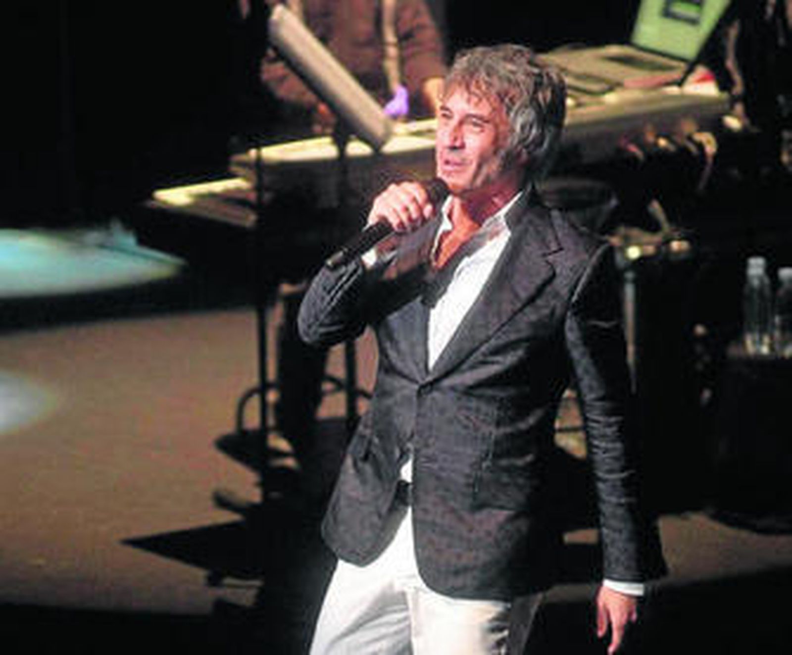 Sergio Dalma durante su gran actuación del viernes en el Teatro Auditorio de Roquetas.
