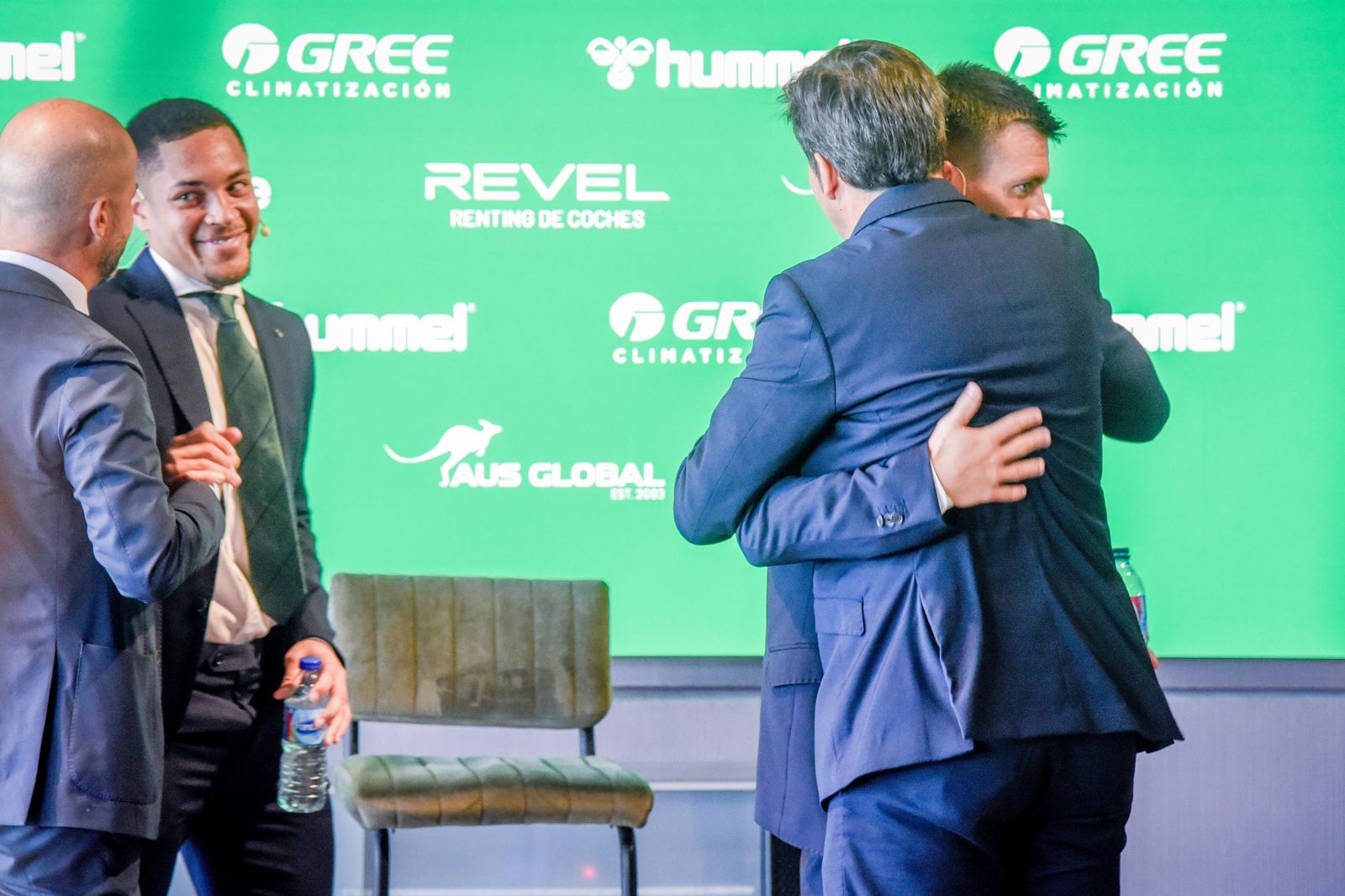 Las imágenes de la presentación de Vitor Roque y Lo Celso