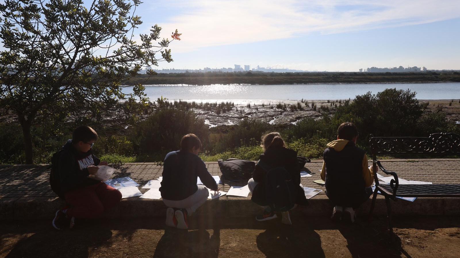 Los escolares disfrutan de las actividades frente a los Humedales