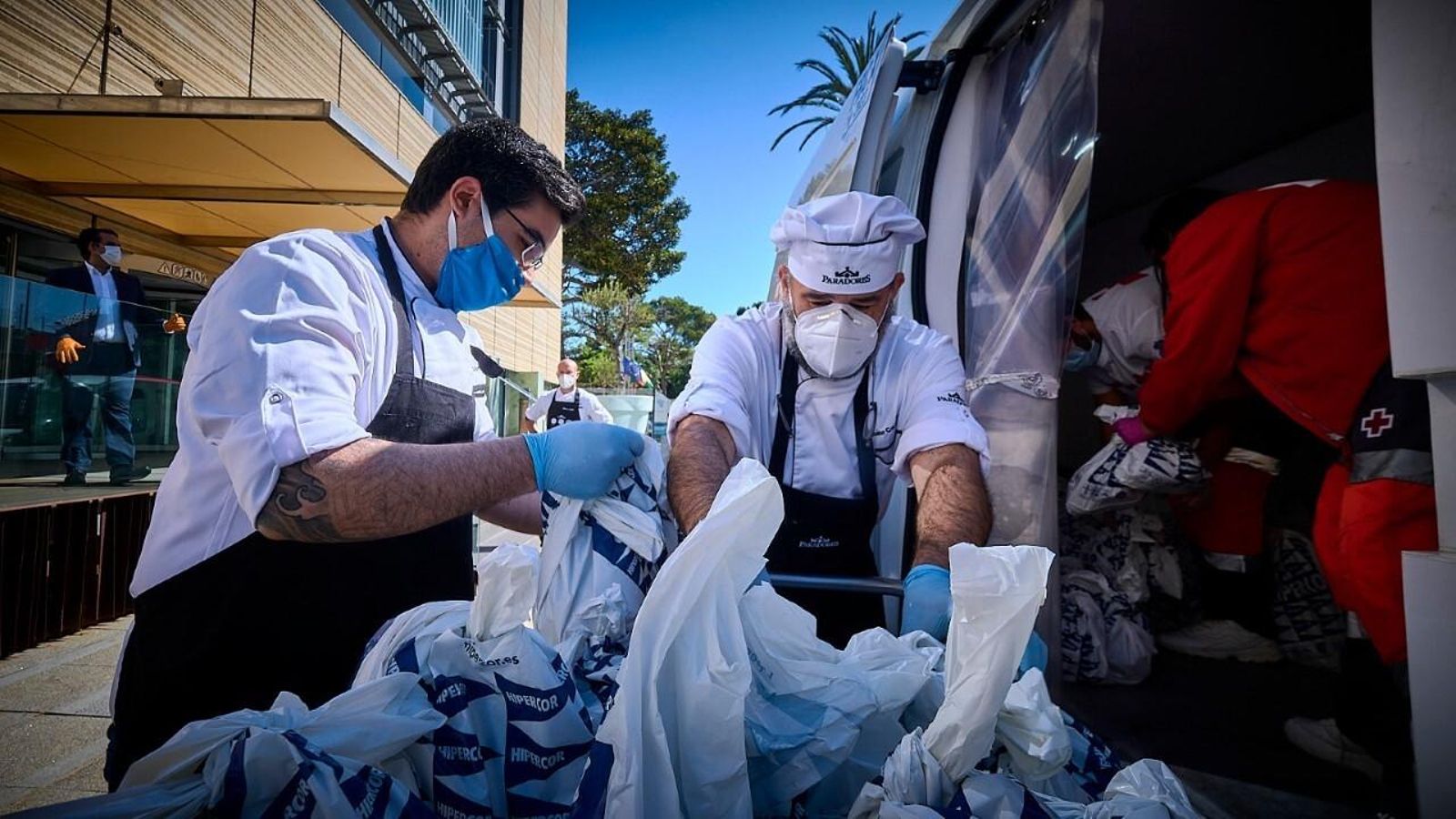 Este miércoles todo el mundo se remangó para ayudar en esta causa solidaria