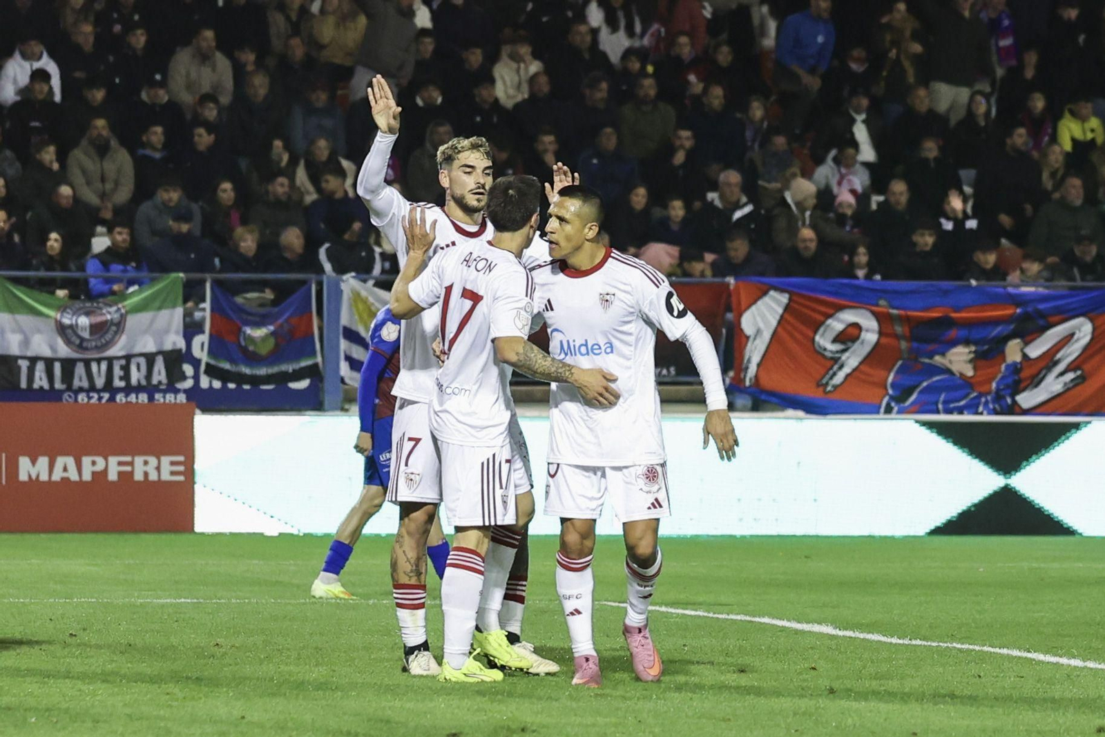 Isaac, Alfon y Alexis Sánchez después de uno de los goles al Extremadura.