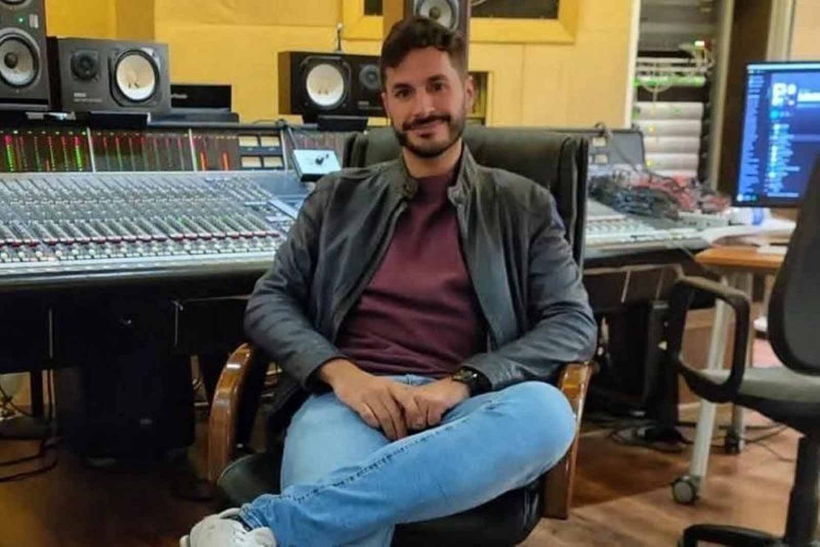Mario Fernández, en su estudio de grabación