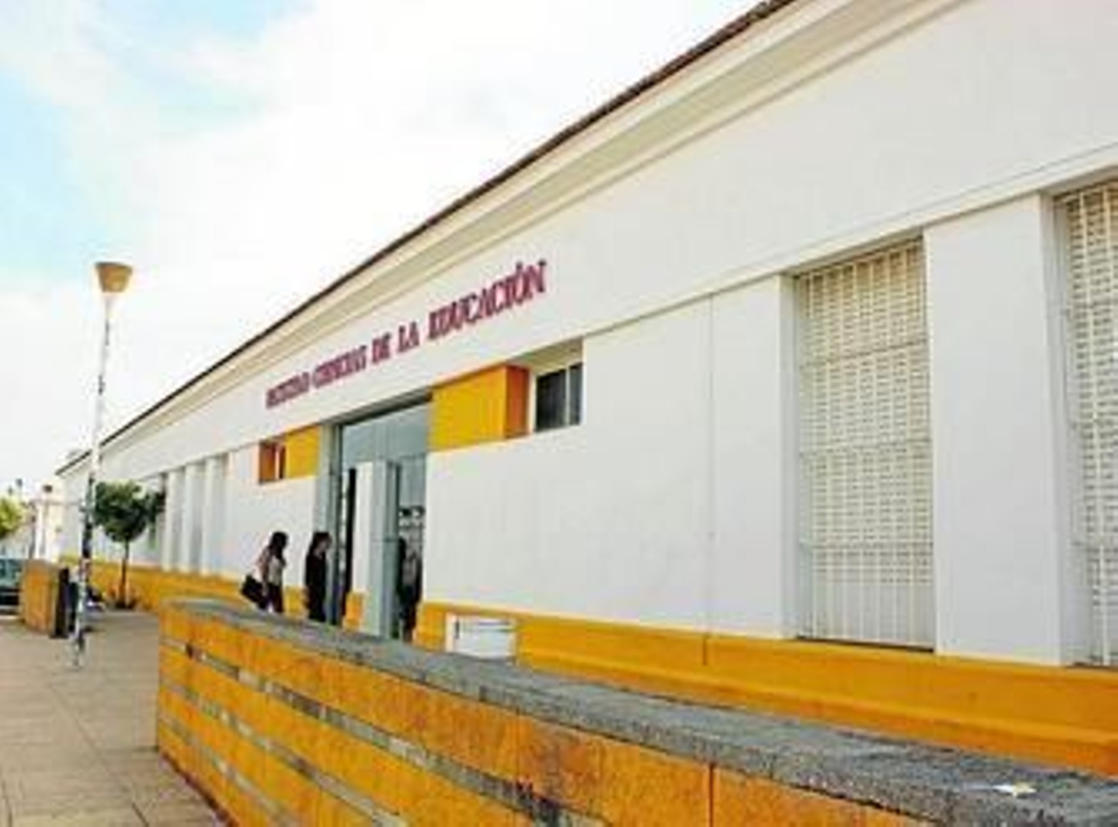 Una de las entradas a la Facultad de Ciencias de la Educación.