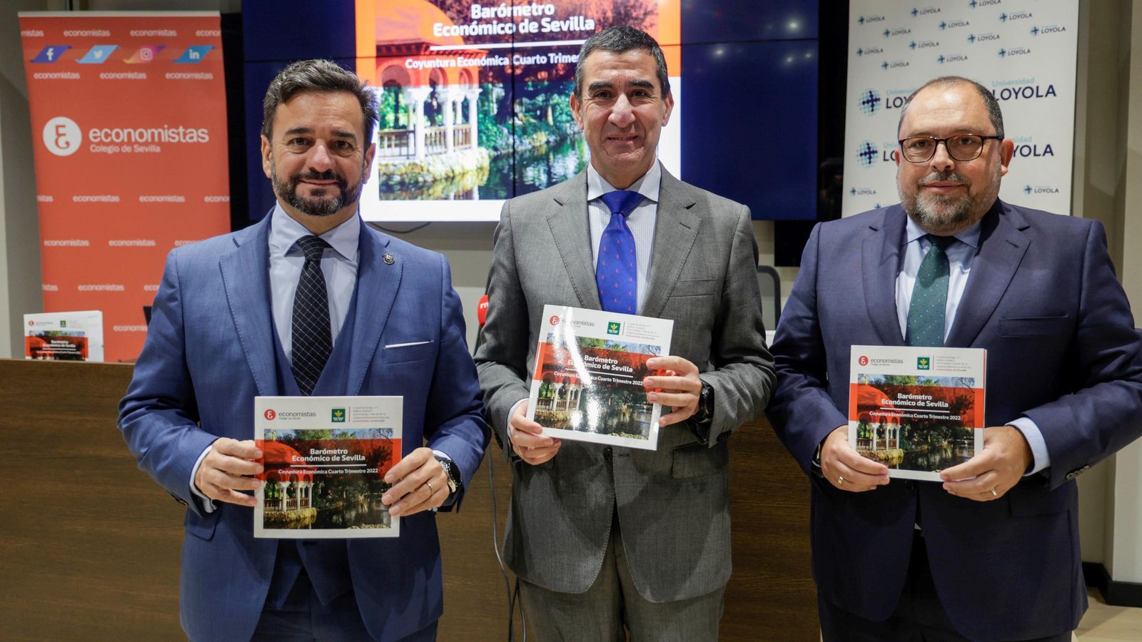 Manuel Alejandro Cardenete (director ejecutivo del Barómetro Económico), Francisco Tato (decano del Colegio de Economistas de Sevilla) y Rafael Peral (responsable de Convenios Colectivos e Instituciones de Caja Rural del Sur).