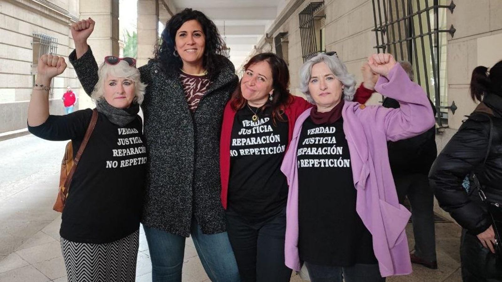 Paqui Maqueda (a la izquierda) y su hermana gemela Gracia (a la derecha), el pasado lunes en los juzgados junto a Sandra Heredia y Cristina Honorato.