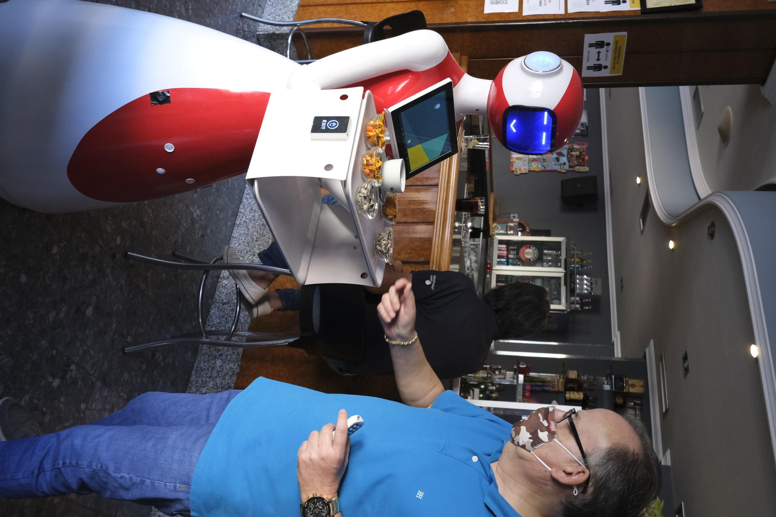 Fotogalería de Herbelita, la robot camarera de El Alquián.