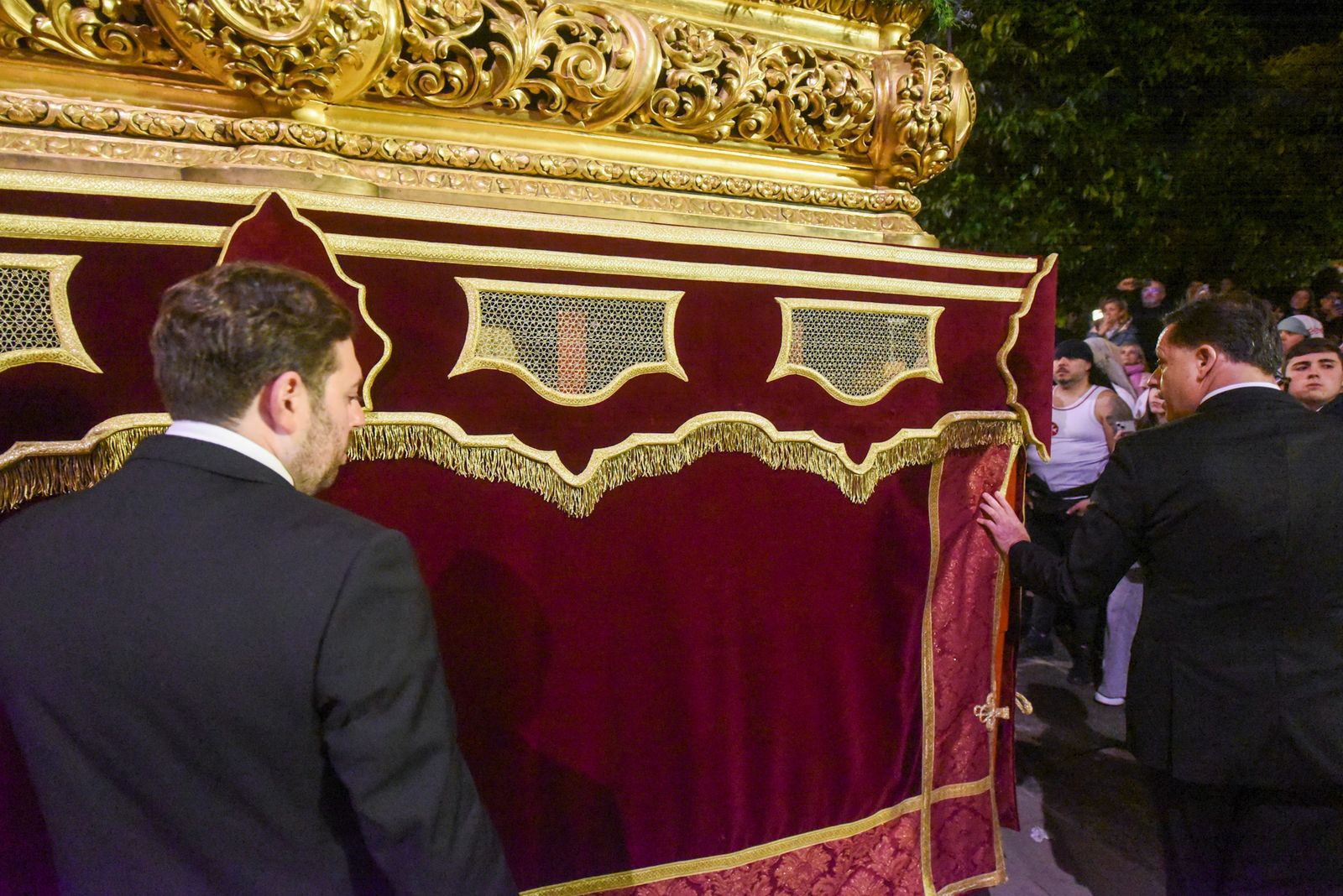 El Vía Crucis de las Cofradía con el Señor de la Sangre, en imágenes