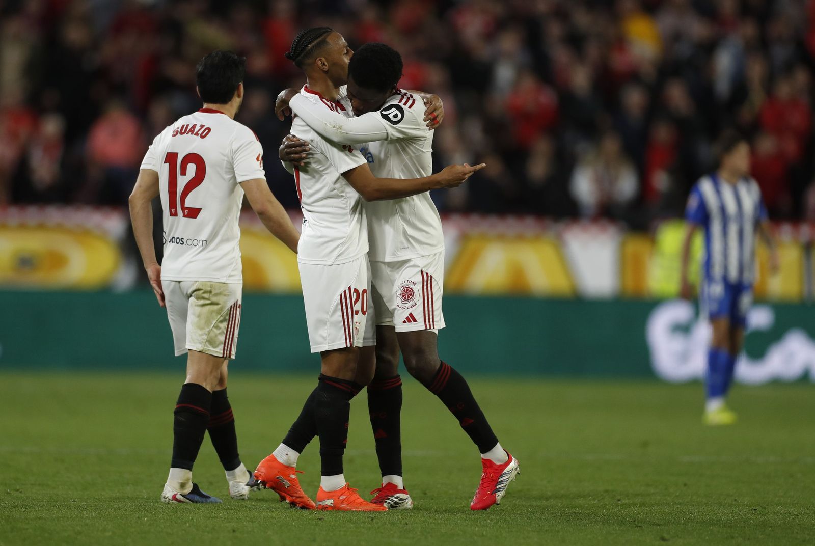 Sow y Agoumé se abrazan tras el gol del suizo.