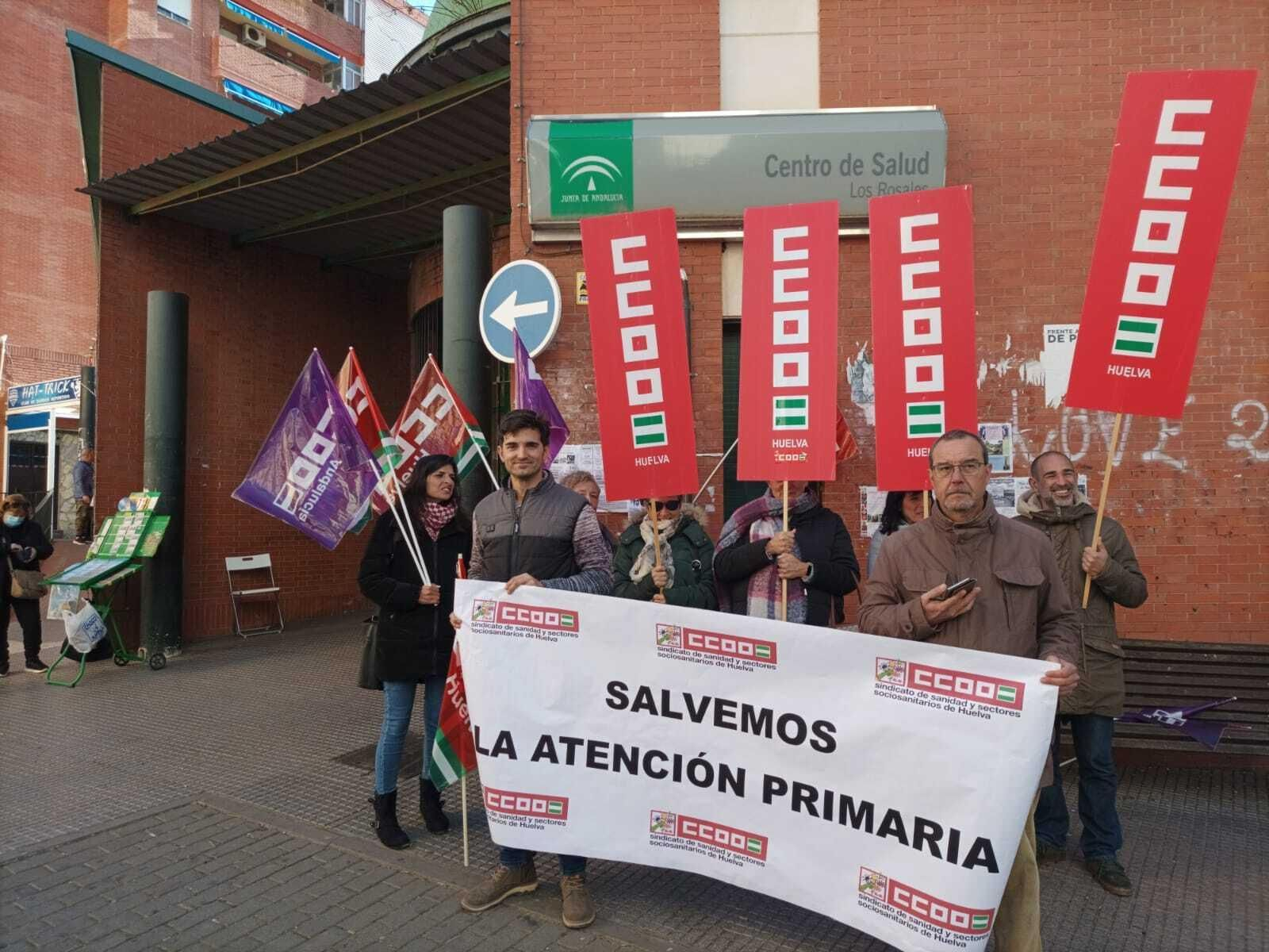 CCOO se concentra en el centro de salud de Los Rosales para "exigir mejoras en la atención primaria"
