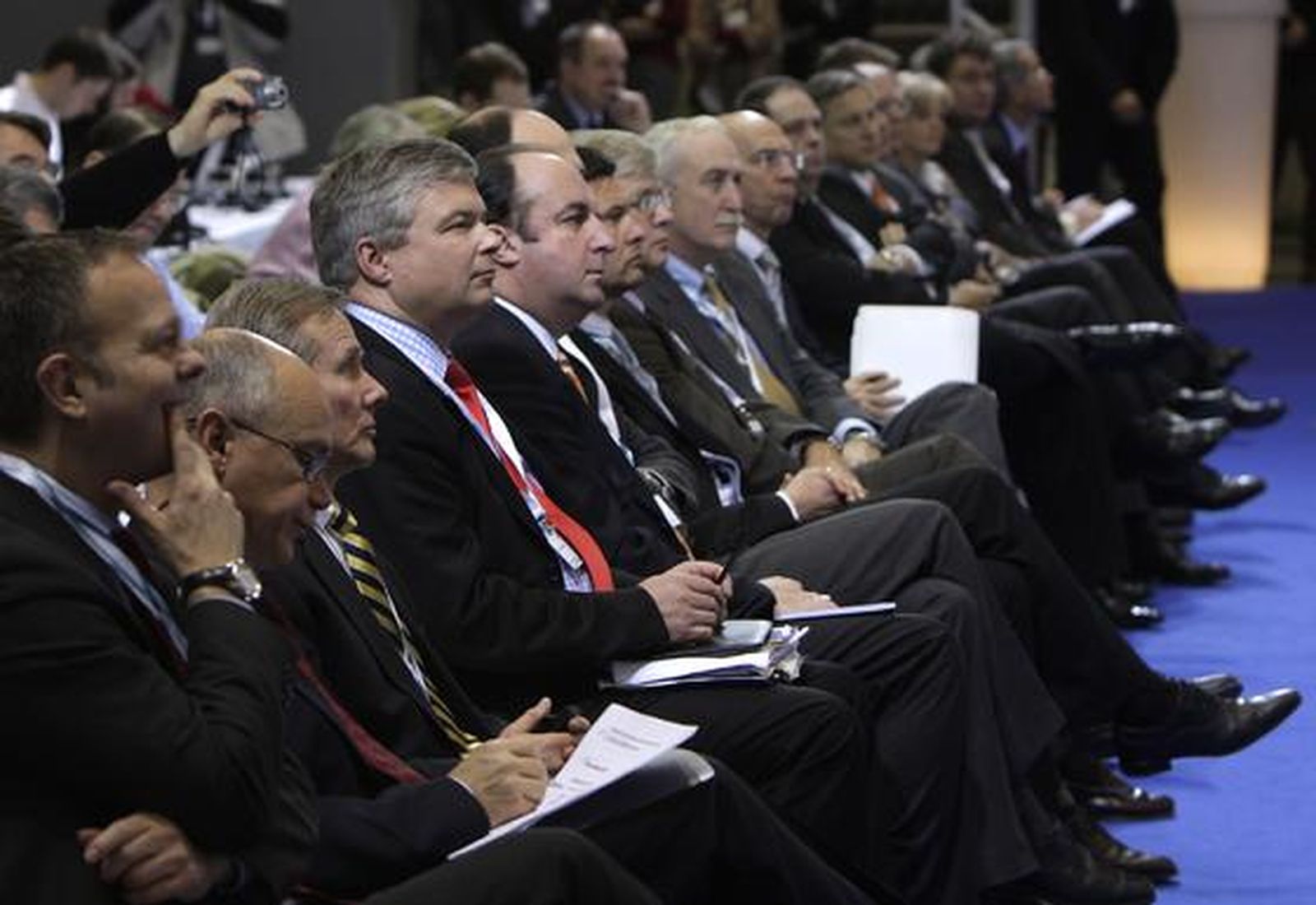 El presidente de EADS, Louis Gallois, acompañado del presidente de Airbus, Thomas Enders y el presidente de la división militar del fabricante europeo de aviones, Domingo Urena-Raso, ha fijado el 31 de enero de 2010 como fecha final para las negociaciones con los gobiernos europeos.

Foto: Agencias/ Jose Ángel García