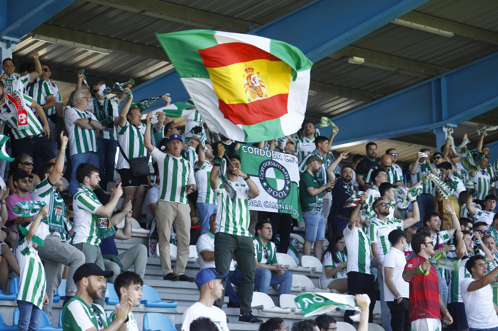 Las mejores fotos de la afición del Córdoba CF en el partido ante la Ponferradina en El Toralín Las mejores fotos de la afición del Córdoba CF en el partido ante la Ponferradina en El Toralín