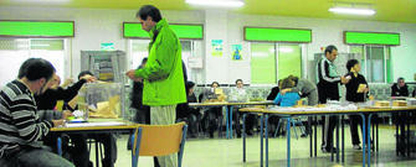 Un joven vota ayer por la mañana en el colegio electoral José Banús de Marbella.