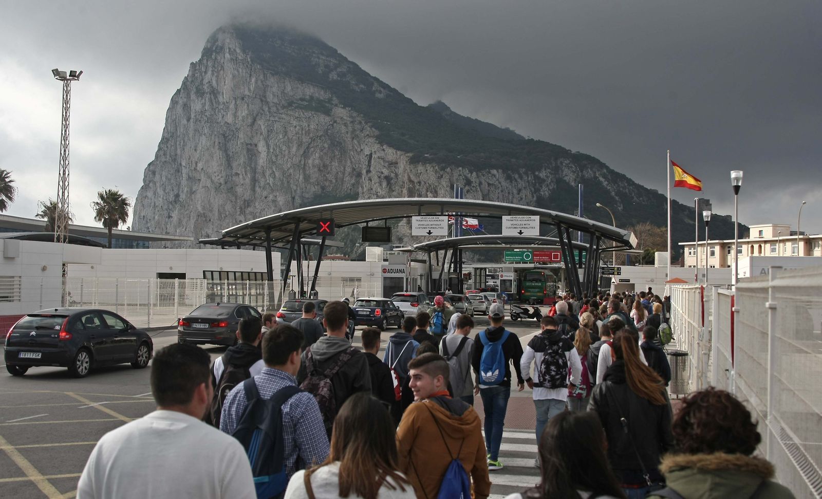 Decenas de personas atravesando la Aduana de La Línea hacia Gibraltar en la mañana de ayer.